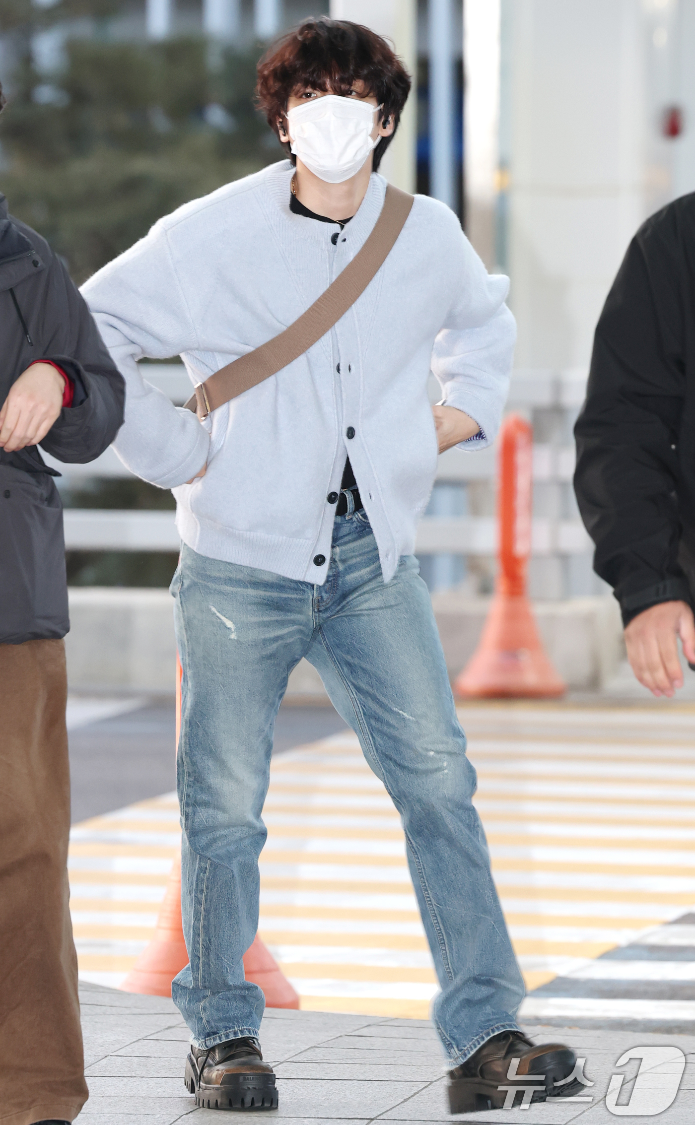 (인천공항=뉴스1) 권현진 기자 = 엑소(EXO) 멤버 백현이 해외 일정을 위해 21일 인천국제공항 제2여객터미널을 통해 필리핀 마닐라로 출국하고 있다. 2025.2.21/뉴스1