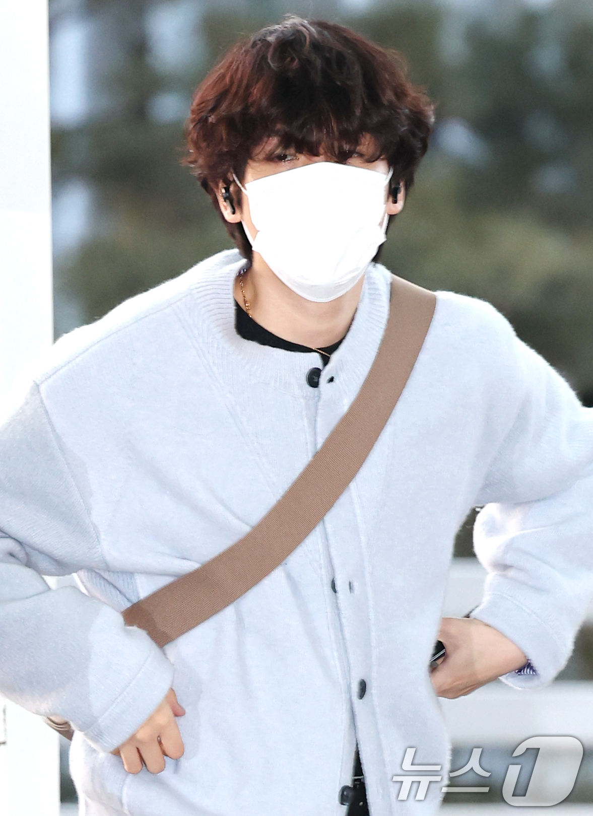 (인천공항=뉴스1) 권현진 기자 = 엑소(EXO) 멤버 백현이 해외 일정을 위해 21일 인천국제공항 제2여객터미널을 통해 필리핀 마닐라로 출국하고 있다. 2025.2.21/뉴스1