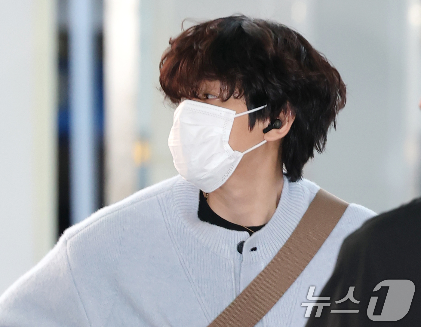 (인천공항=뉴스1) 권현진 기자 = 엑소(EXO) 멤버 백현이 해외 일정을 위해 21일 인천국제공항 제2여객터미널을 통해 필리핀 마닐라로 출국하고 있다. 2025.2.21/뉴스1