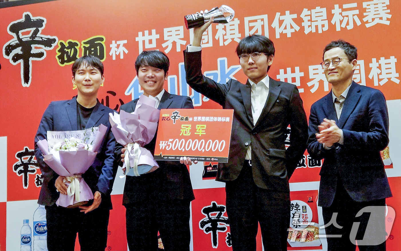 (상하이=뉴스1) 김도용 기자 = 설현준 9단(왼쪽부터)과 신진서 9단, 박정환 9단이 21일 중국 상하이의 그랜드 센트럴 호텔에서 열린 '제26회 농심신라면배 세계바둑최강전'에서 …