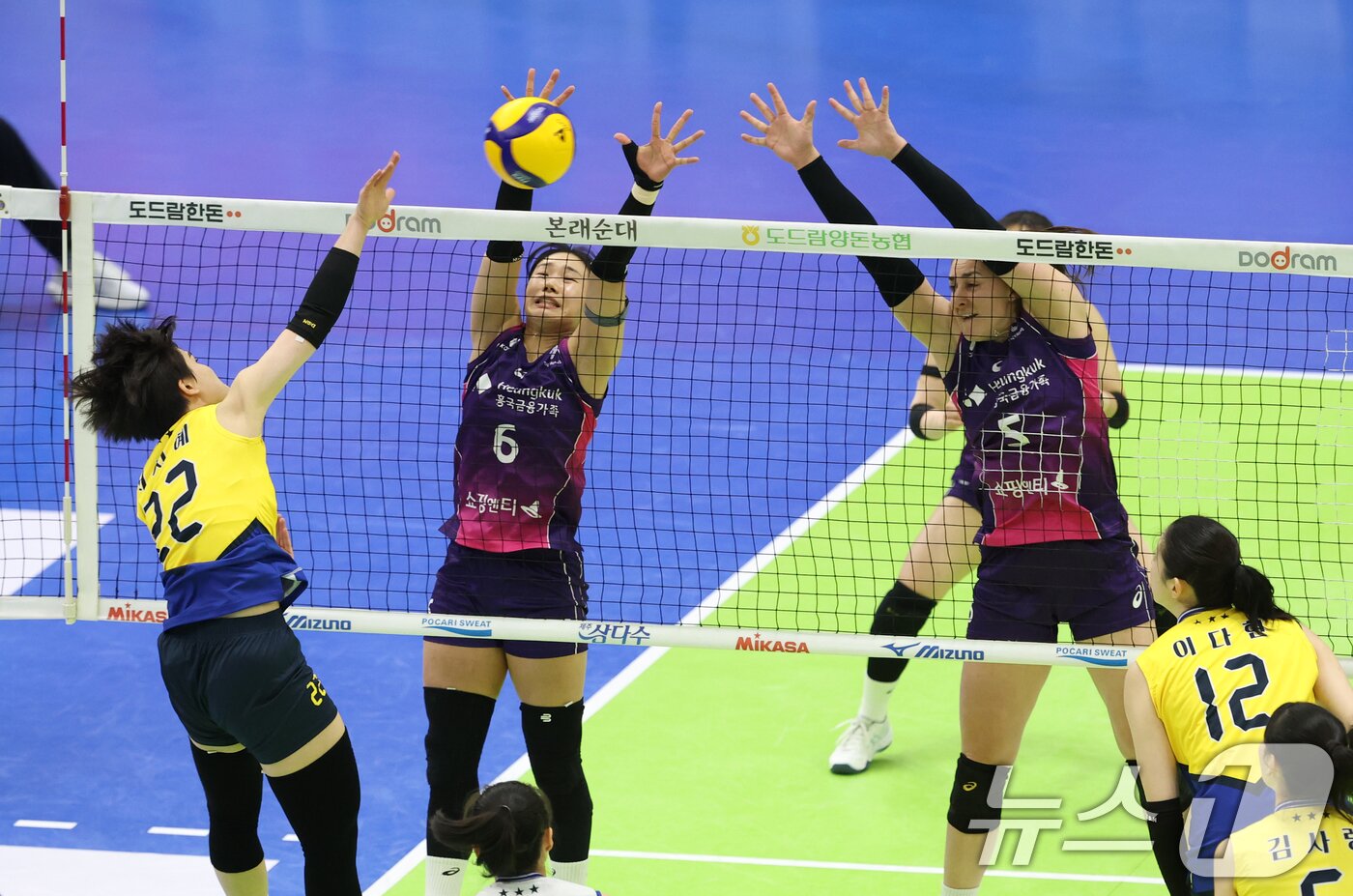 본문 이미지 - 흥국생명의 이고은과 아닐리스 피치. /뉴스1 ⓒ News1 김영운 기자