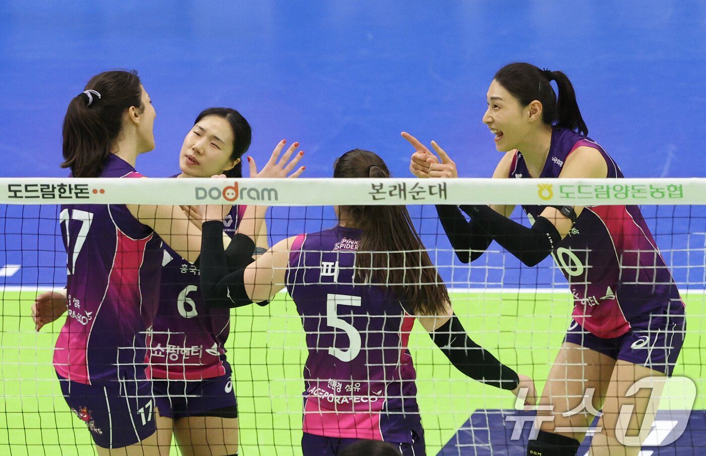 본문 이미지 - 21일 오후 경기 수원시 장안구 수원실내체육관에서 열린 프로배구 '도드람 2024-2025 V-리그' 여자부 현대건설과 흥국생명의 경기에서 흥국생명 선수들이 득점에 성공한 뒤 기뻐하고 있다. 2025.2.21/뉴스1 ⓒ News1 김영운 기자