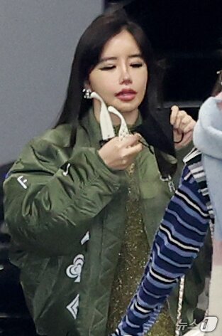 본문 이미지 - 투애니원 박봄이 해외 일정을 위해 21일 인천국제공항 제2여객터미널을 통해 마카오로 출국하고 있다. 2025.2.21/뉴스1 ⓒ News1 권현진 기자