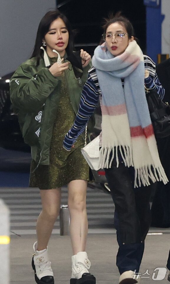 본문 이미지 - 투애니원 박봄과 산다라박(오른쪽)이 해외 일정을 위해 21일 인천국제공항 제2여객터미널을 통해 마카오로 출국하고 있다. ⓒ News1 권현진 기자