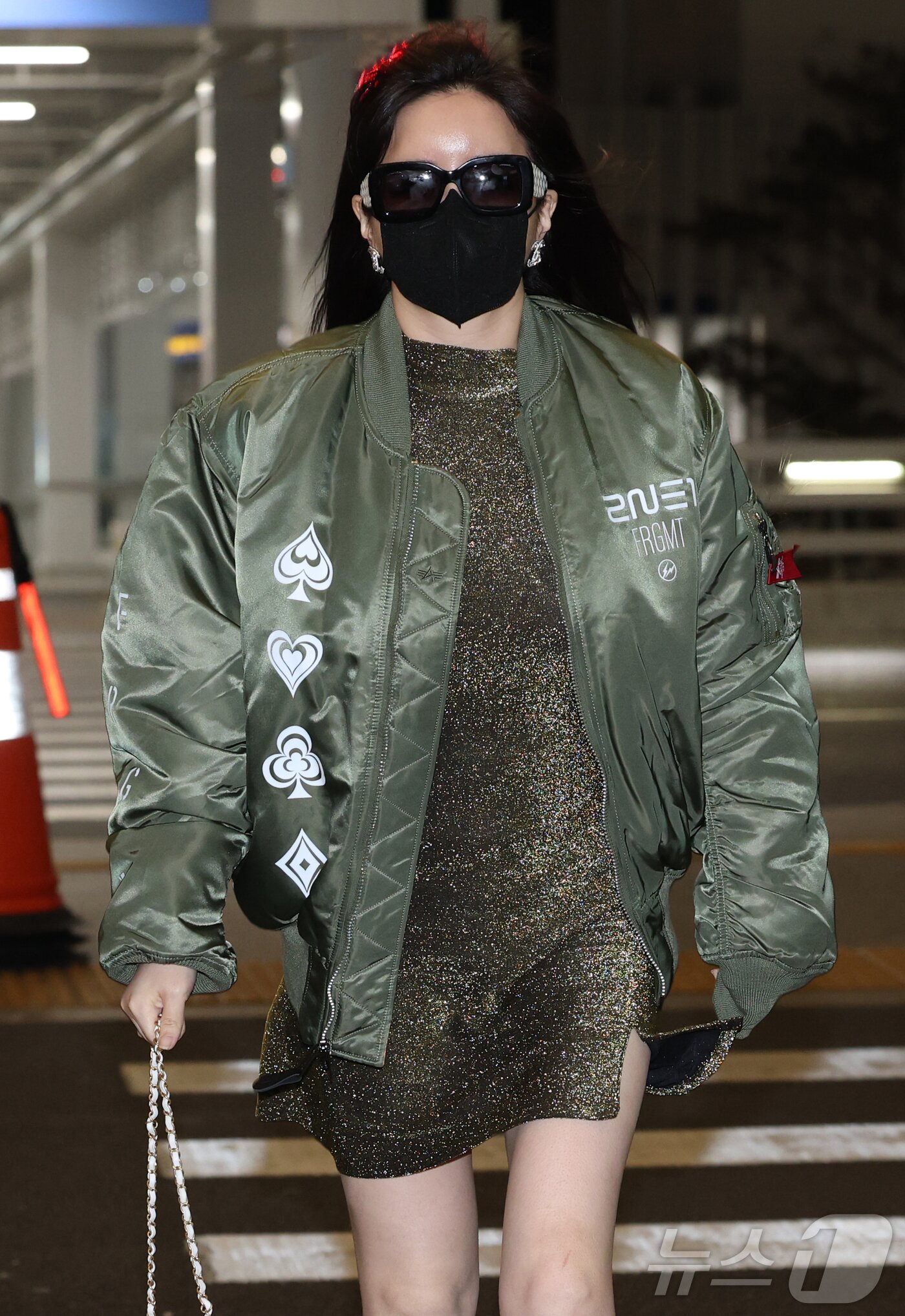 본문 이미지 - 투애니원 박봄이 해외 일정을 위해 21일 인천국제공항 제2여객터미널을 통해 마카오로 출국하고 있다. ⓒ News1 권현진 기자