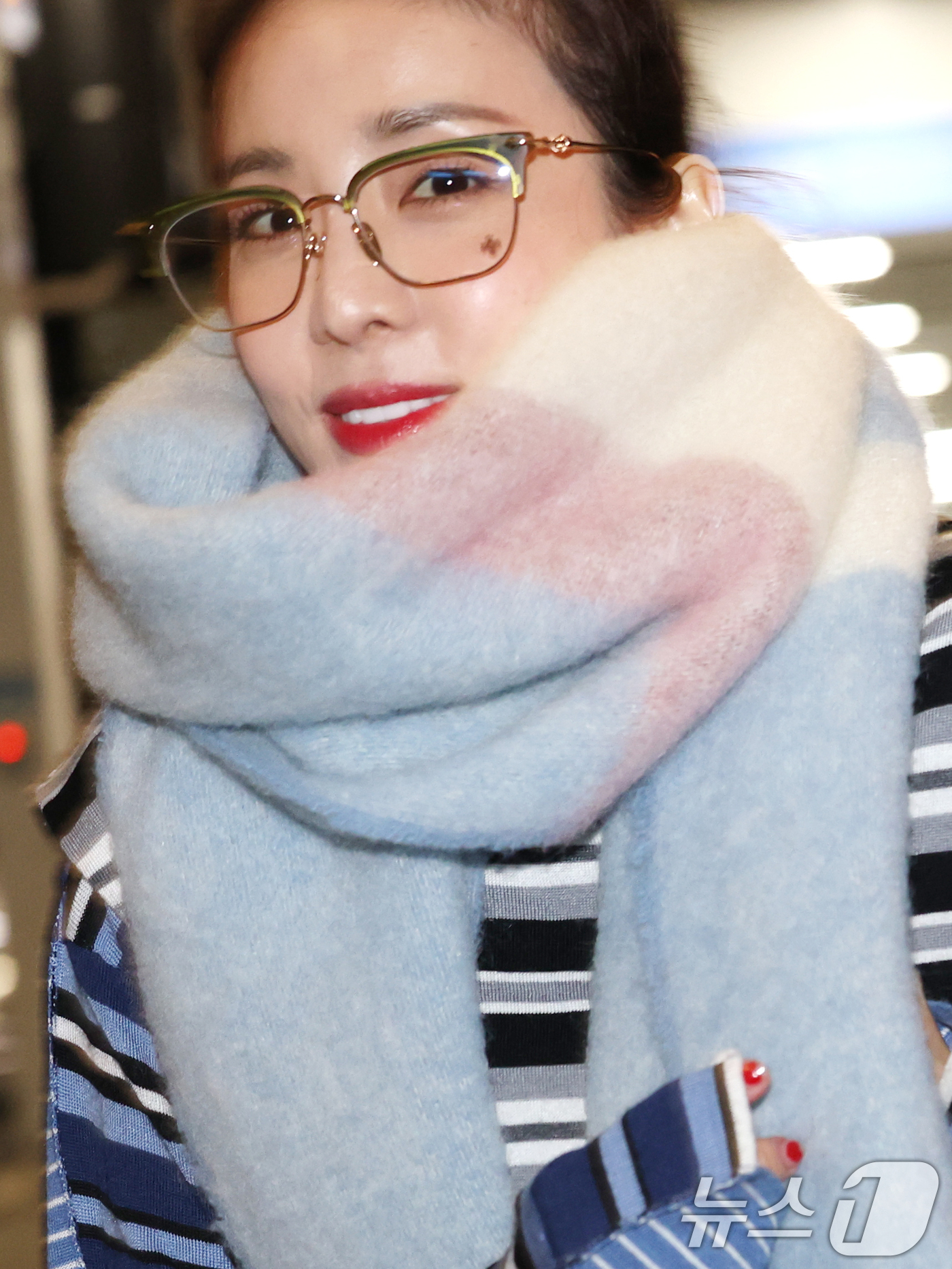 (인천공항=뉴스1) 권현진 기자 = 투애니원 산다라박이 해외 일정을 위해 21일 인천국제공항 제2여객터미널을 통해 마카오로 출국하고 있다. 2025.2.21/뉴스1