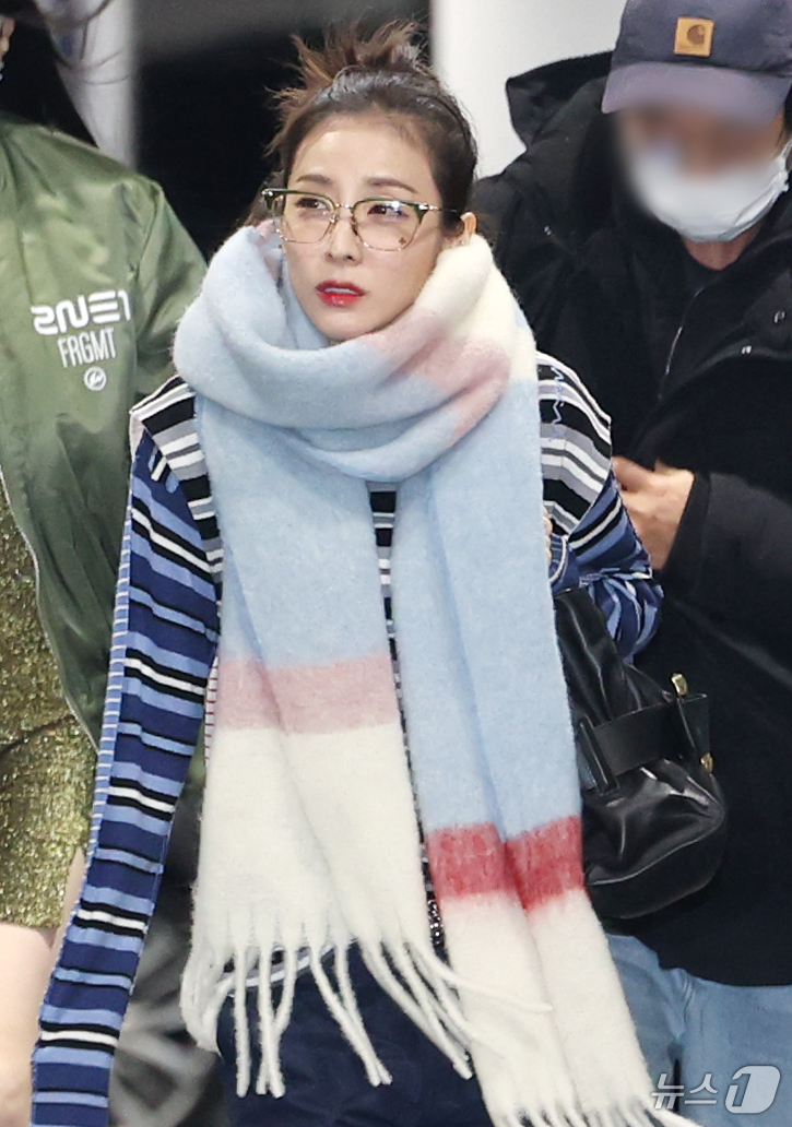 (인천공항=뉴스1) 권현진 기자 = 투애니원 산다라박이 해외 일정을 위해 21일 인천국제공항 제2여객터미널을 통해 마카오로 출국하고 있다. 2025.2.21/뉴스1