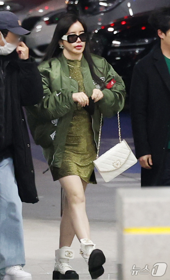 (인천공항=뉴스1) 권현진 기자 = 투애니원 박봄이 해외 일정을 위해 21일 인천국제공항 제2여객터미널을 통해 마카오로 출국하고 있다. 2025.2.21/뉴스1