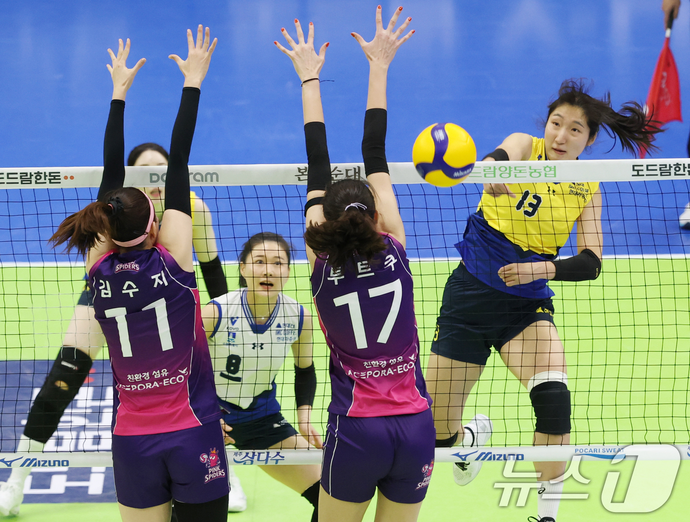 (수원=뉴스1) 김영운 기자 = 21일 오후 경기 수원시 장안구 수원실내체육관에서 열린 프로배구 '도드람 2024-2025 V-리그' 여자부 현대건설과 흥국생명의 경기에서 현대건설 …