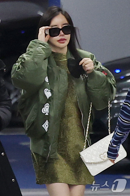 (인천공항=뉴스1) 권현진 기자 = 투애니원 박봄이 해외 일정을 위해 21일 인천국제공항 제2여객터미널을 통해 마카오로 출국하고 있다. 2025.2.21/뉴스1