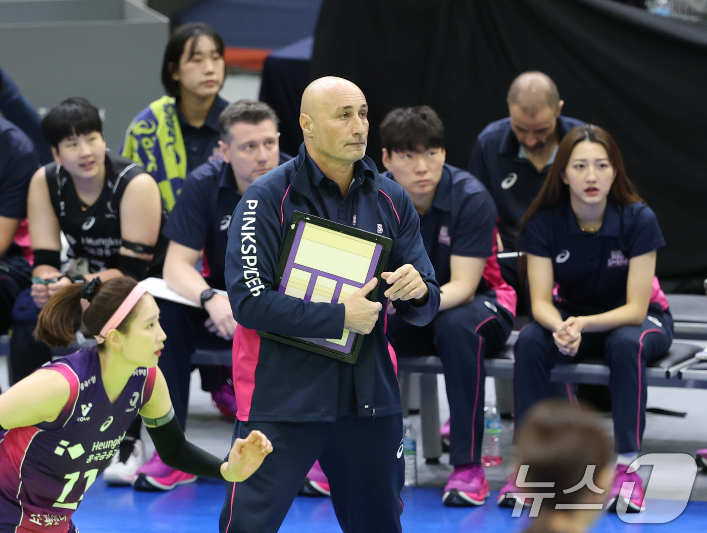 (수원=뉴스1) 김영운 기자 = 21일 오후 경기 수원시 장안구 수원실내체육관에서 열린 프로배구 '도드람 2024-2025 V-리그' 여자부 현대건설과 흥국생명의 경기에서 흥국생명 …