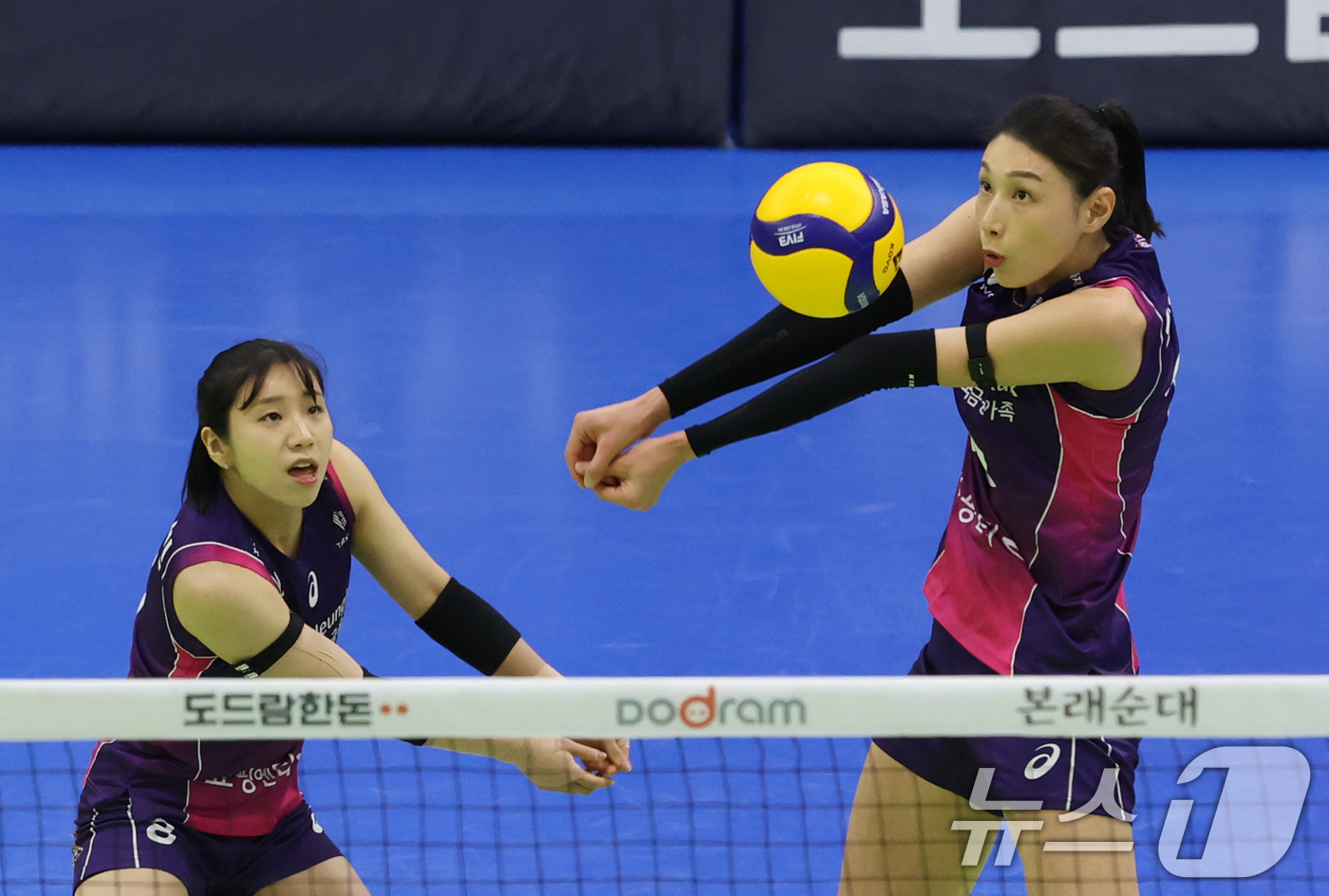 (수원=뉴스1) 김영운 기자 = 21일 오후 경기 수원시 장안구 수원실내체육관에서 열린 프로배구 '도드람 2024-2025 V-리그' 여자부 현대건설과 흥국생명의 경기에서 흥국생명 …