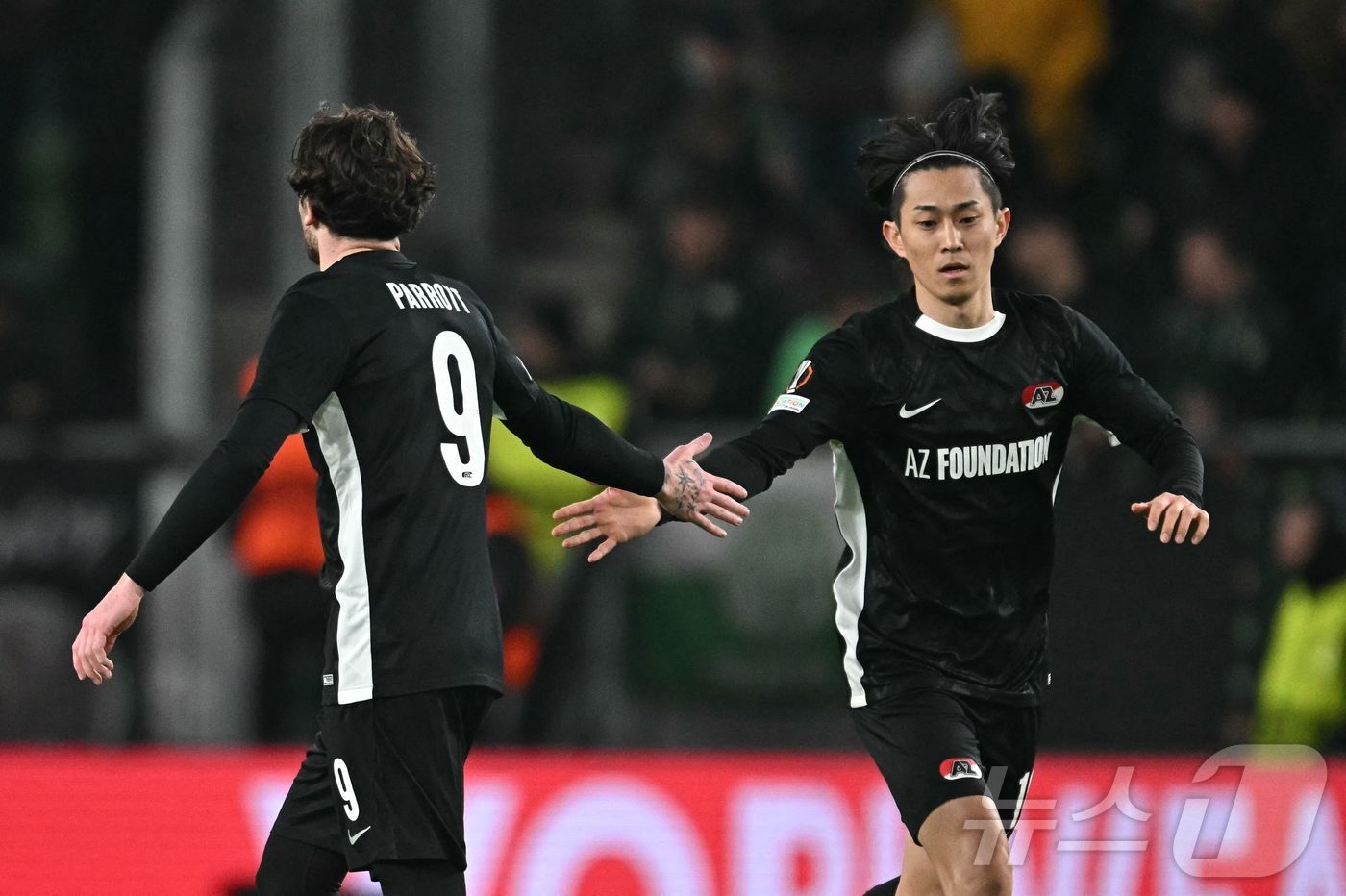 본문 이미지 - AZ알크마르의 라이트백 마이쿠마 세이야(오른쪽). ⓒ AFP=뉴스1