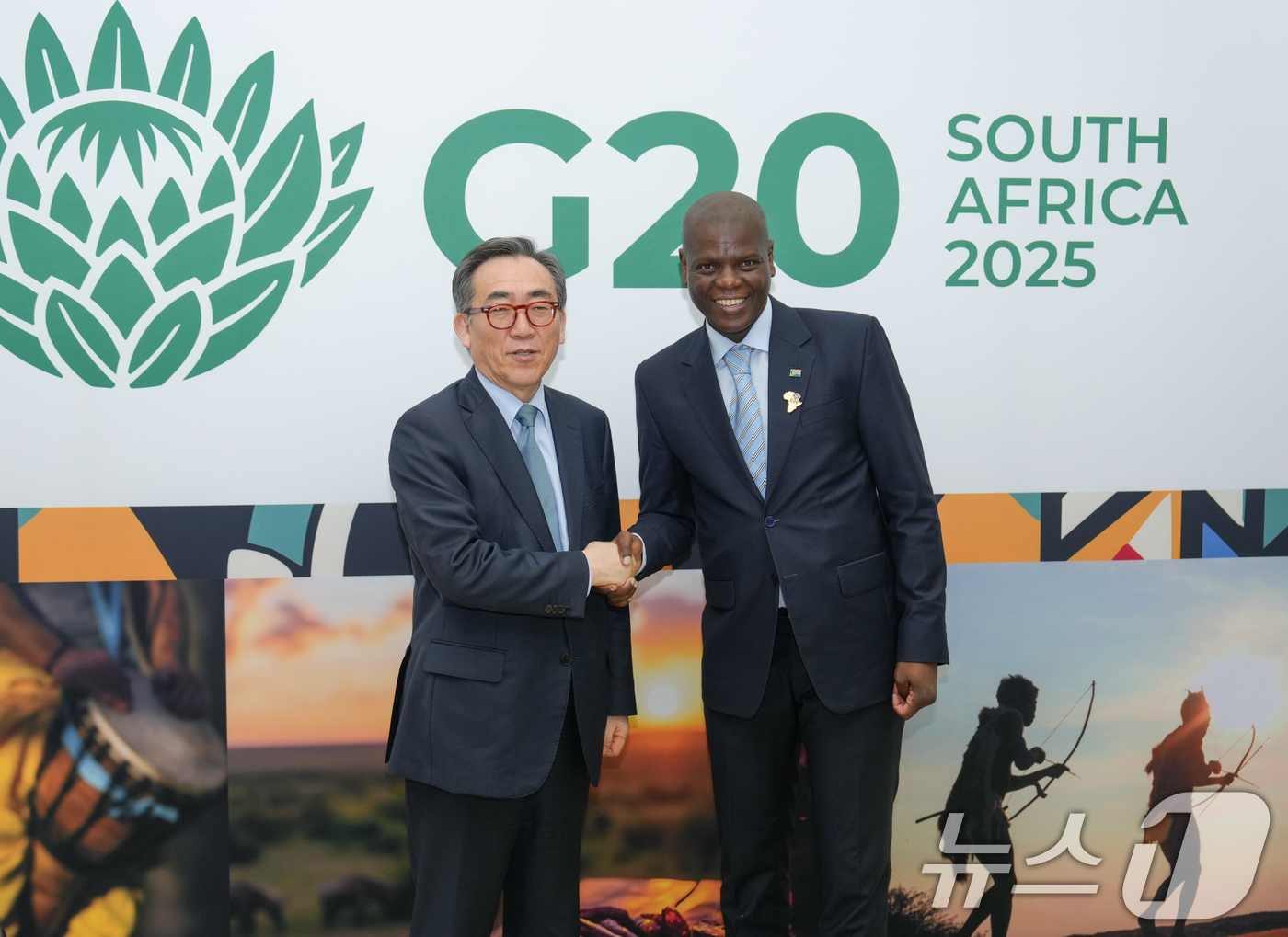 (서울=뉴스1) 김진환 기자 = G20 외교장관회의에 참석 중인 조태열 외교장관이 21일(현지시간) 남아프리카공화국 오하네스버그에서 로날드 오지 라몰라 남아공 외교장관과 양자회담을 …