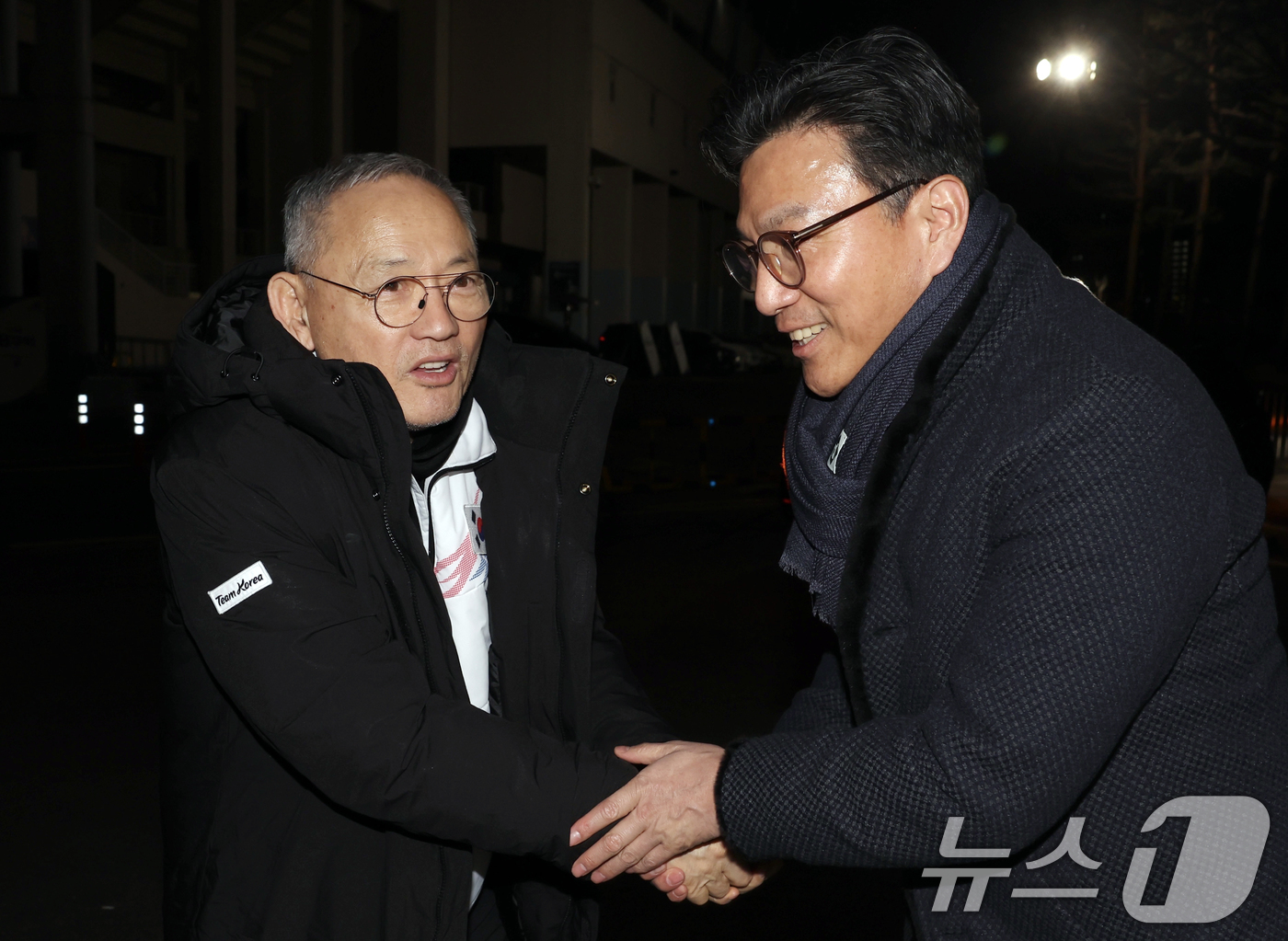 (서울=뉴스1) 김진환 기자 = 유인촌 문화체육관광부 장관이 지난 21일 서울 양천구 목동 아이스링크에서 열린 2025 ISU(국제빙상경기연맹) 사대륙 피겨스케이팅 선수권 대회를 …