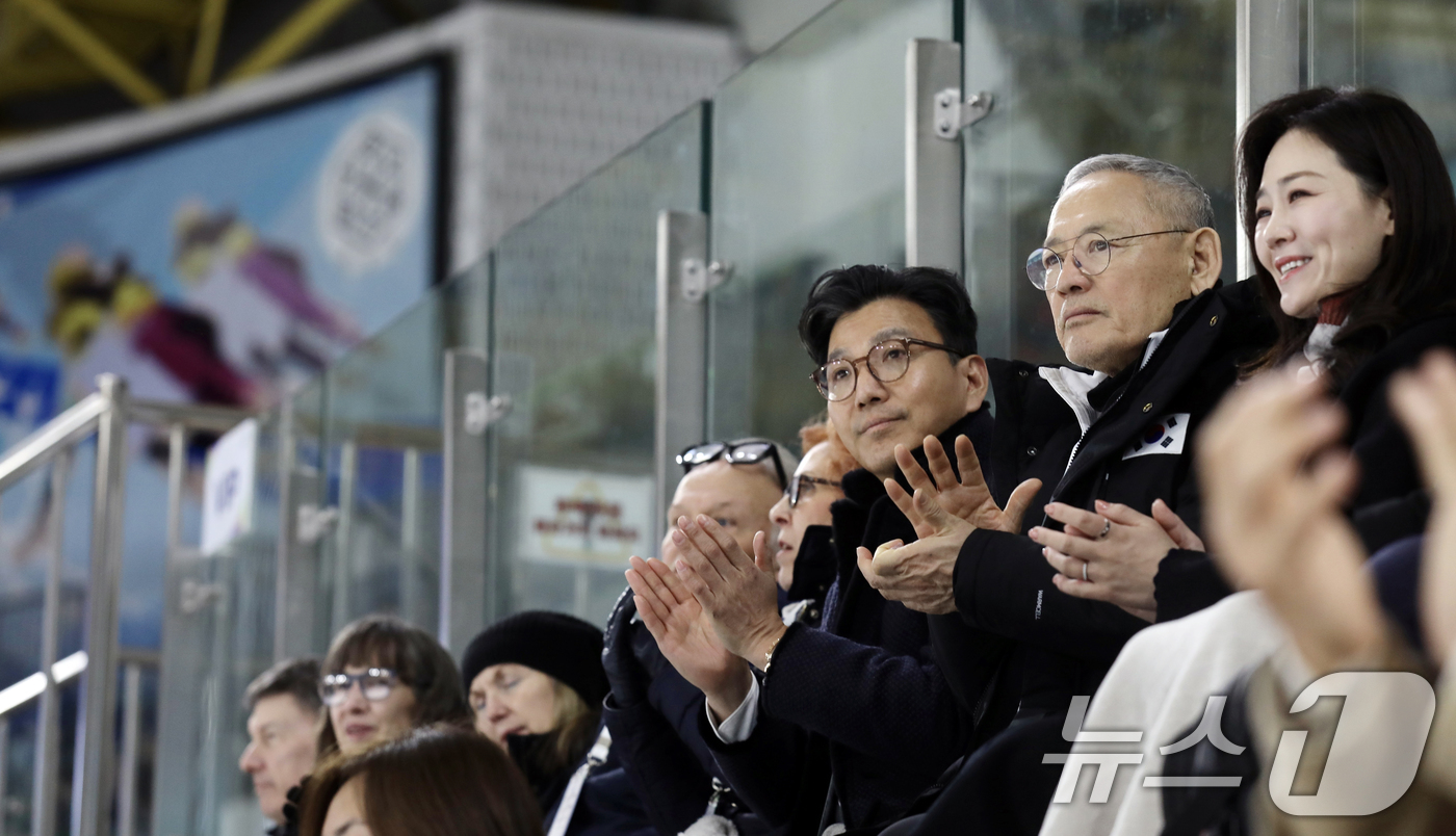(서울=뉴스1) 김진환 기자 = 유인촌 문화체육관광부 장관이 21일 서울 양천구 목동아이스링크에서 열린 2025 ISU(국제빙상경기연맹) 사대륙 피겨스케이팅 선수권 대회에서 김재열 …