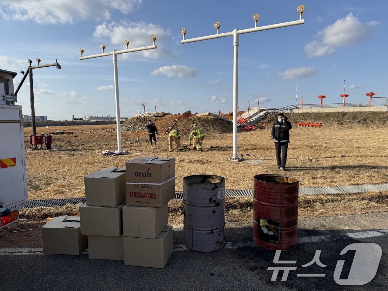 (광주=뉴스1) 이수민 기자 = 22일 전남 무안공항에서 12·29 제주항공 참사 유류품 소각 작업이 이뤄지고 있다. (유가족협의회 제공. 재판매 및 DB 금지) 2025.2.22 …