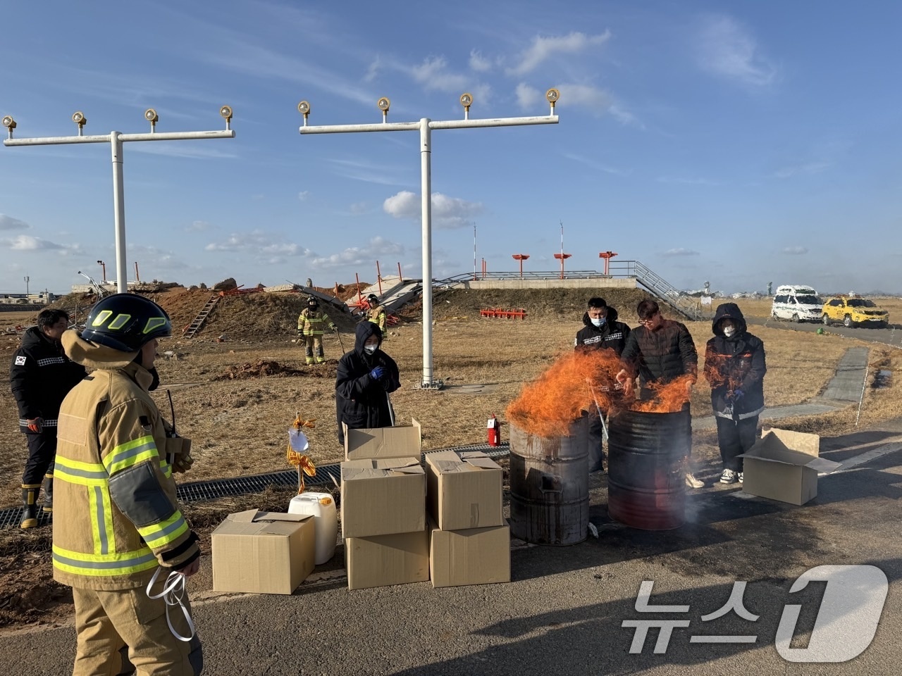 (광주=뉴스1) 이수민 기자 = 22일 전남 무안공항에서 12·29 제주항공 참사 유류품 소각 작업이 이뤄지고 있다. (유가족협의회 제공. 재판매 및 DB 금지) 2025.2.22 …