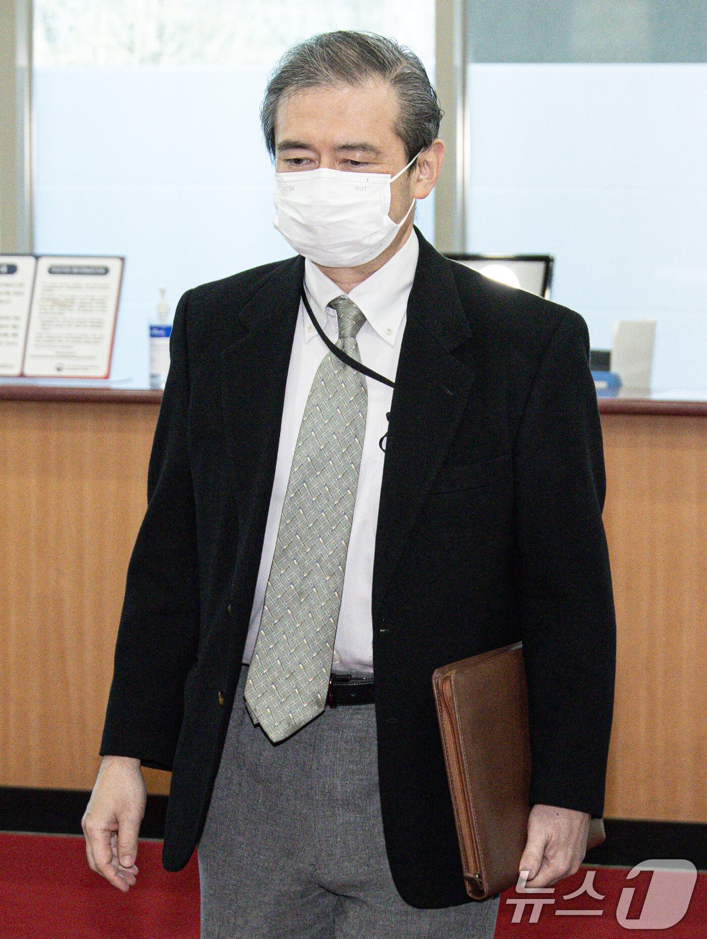 본문 이미지 - 미바에 다이스케 주한 일본대사관 총괄공사가 22일 오후 서울 세종대로 외교부 청사로 초치되고 있다.  2025.2.22/뉴스1 ⓒ News1 이재명 기자