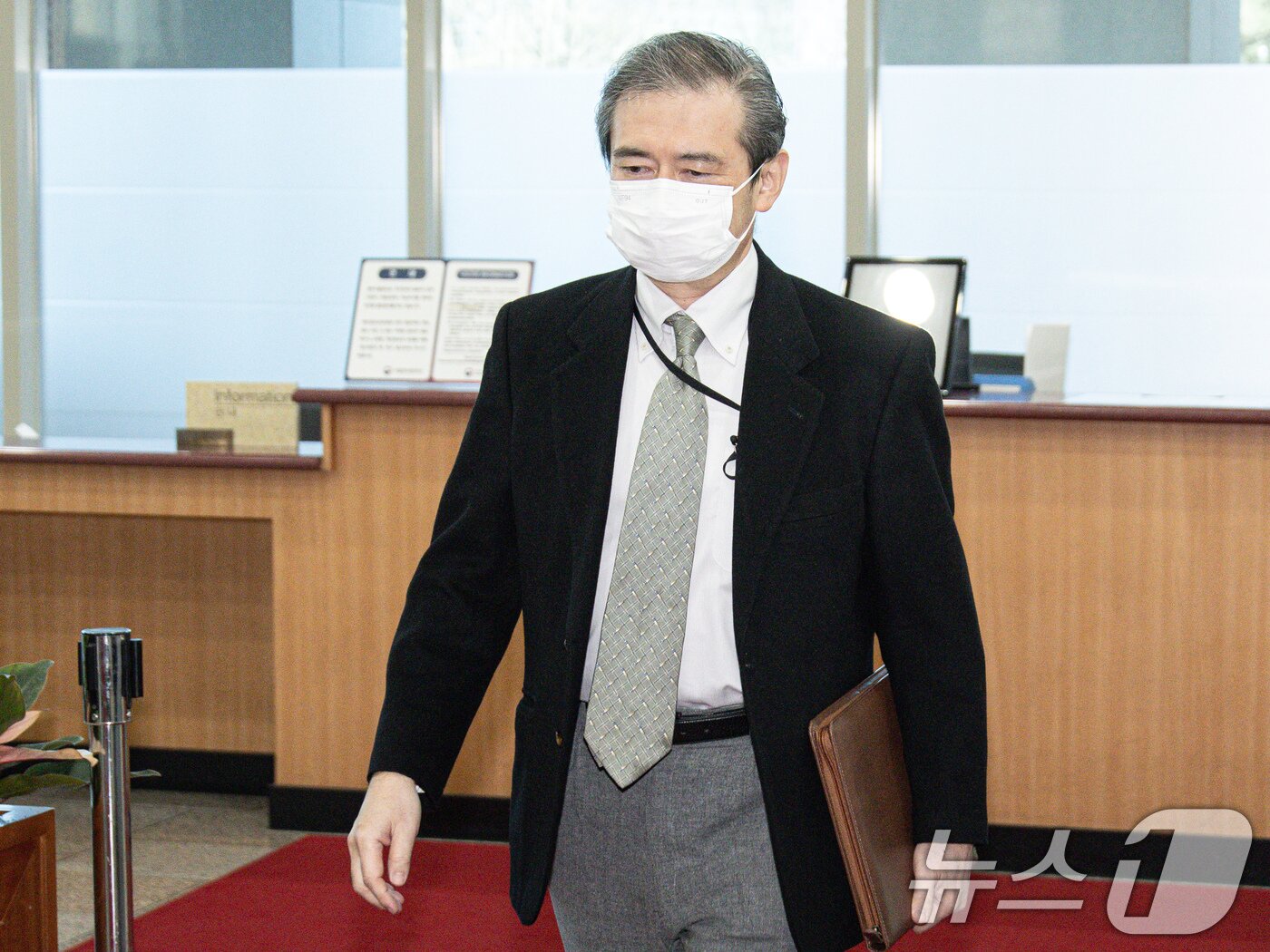 본문 이미지 - 미바에 다이스케 주한 일본대사관 총괄공사가 22일 오후 서울 세종대로 외교부 청사로 초치되고 있다. 2025.2.22/뉴스1 ⓒ News1 이재명 기자