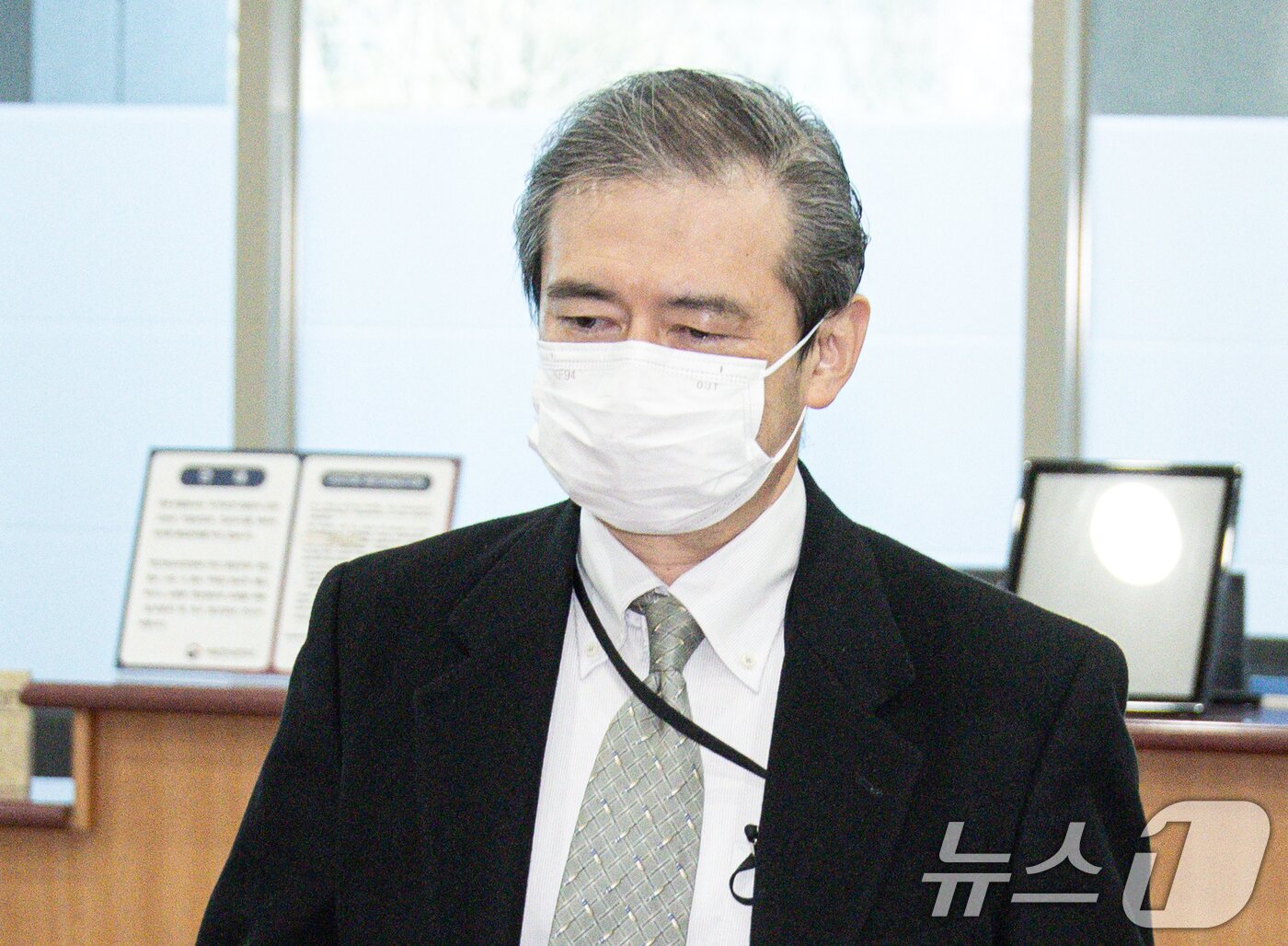 본문 이미지 - 미바에 다이스케 주한 일본대사관 총괄공사가 22일 오후 서울 세종대로 외교부 청사로 초치되고 있다.  2025.2.22/뉴스1 ⓒ News1 이재명 기자