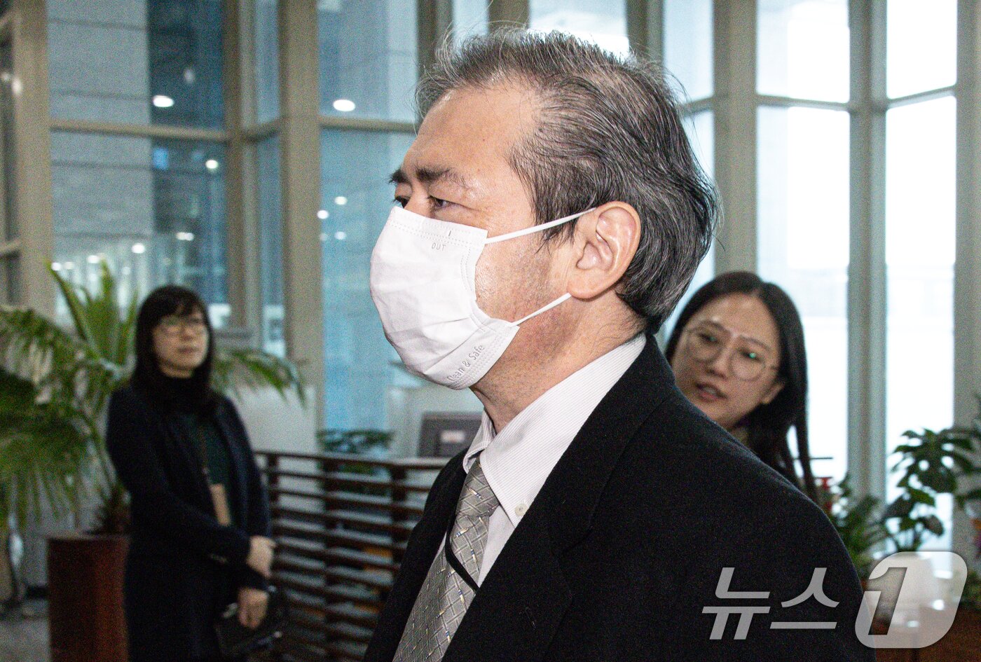 본문 이미지 - 미바에 다이스케 주한 일본대사관 총괄공사가 22일 오후 서울 세종대로 외교부 청사로 초치되고 있다. 2025.2.22/뉴스1 ⓒ News1 이재명 기자