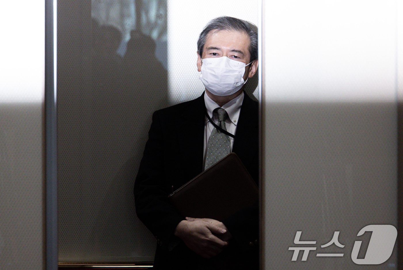 (서울=뉴스1) 이재명 기자 = 미바에 다이스케 주한 일본대사관 총괄공사가 22일 오후 서울 세종대로 외교부 청사로 초치되고 있다.일본 정부는 이날 시마네현 마쓰에시에서 개최되는 …