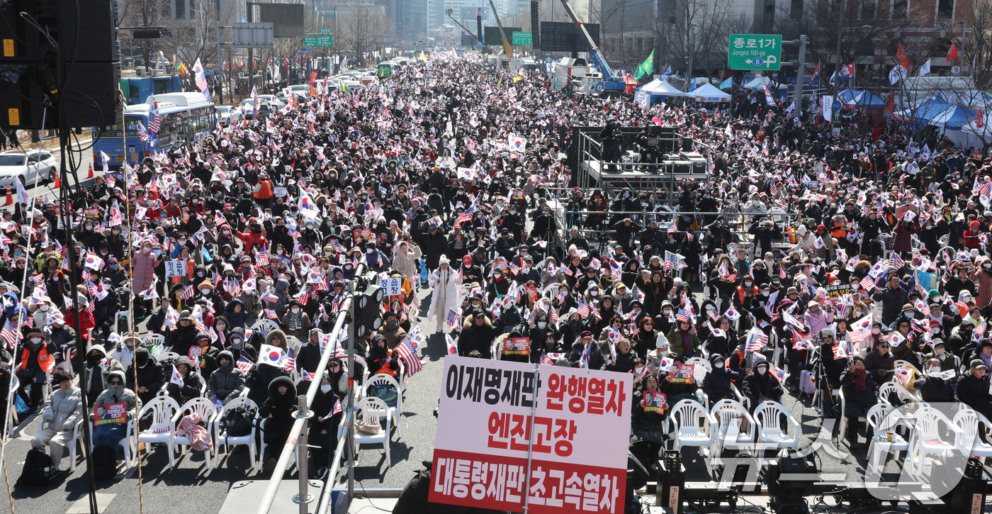 (서울=뉴스1) 신웅수 기자 = 보수단체 소속 윤석열 대통령 지지자들이 22일 오후 서울 세종대로 일대에서 윤 대통령 탄핵 반대 집회를 하고 있다. 2025.2.22/뉴스1