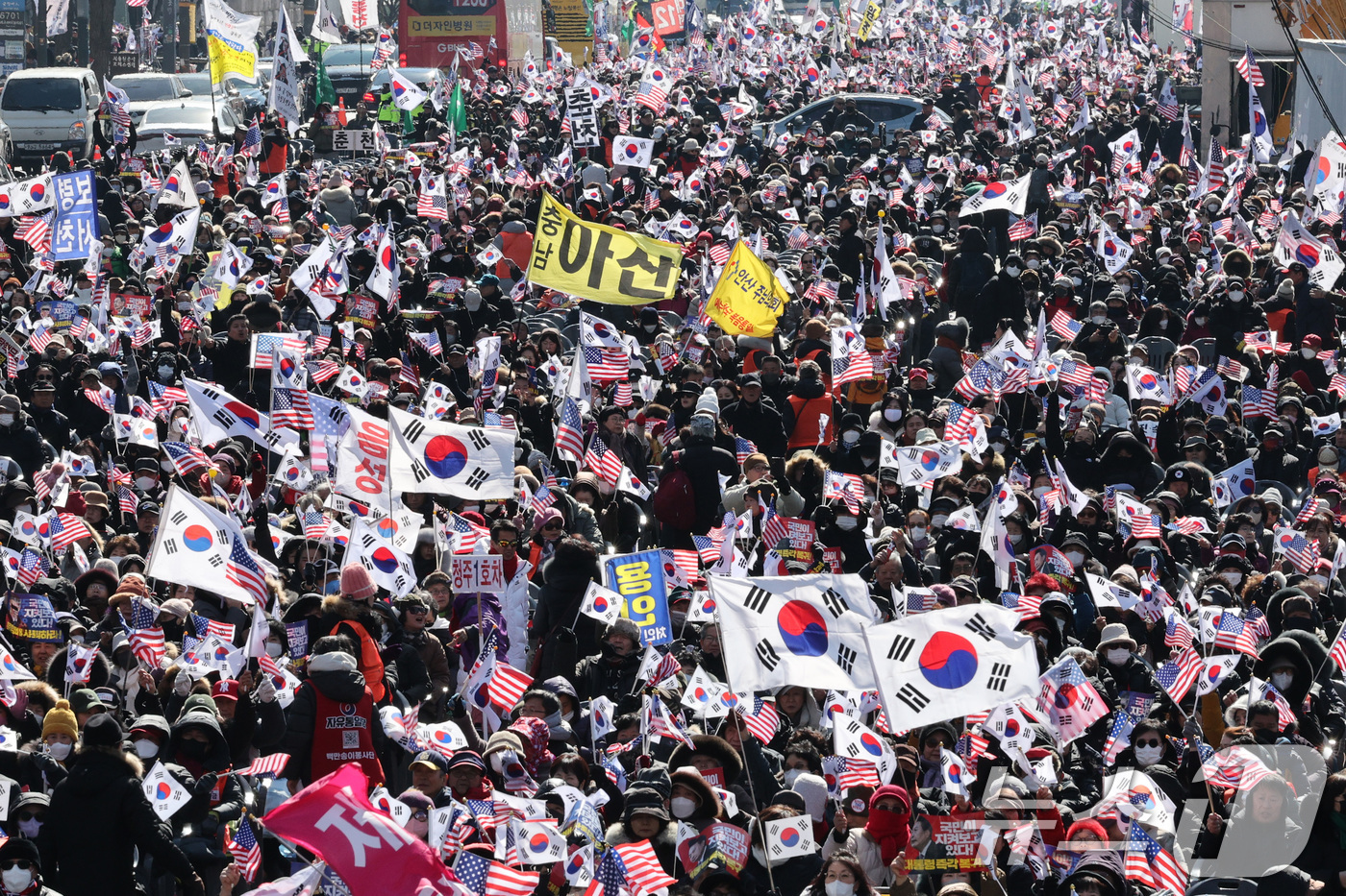 (서울=뉴스1) 신웅수 기자 = 보수단체 소속 윤석열 대통령 지지자들이 22일 오후 서울 세종대로 일대에서 윤 대통령 탄핵 반대 집회를 하고 있다. 2025.2.22/뉴스1