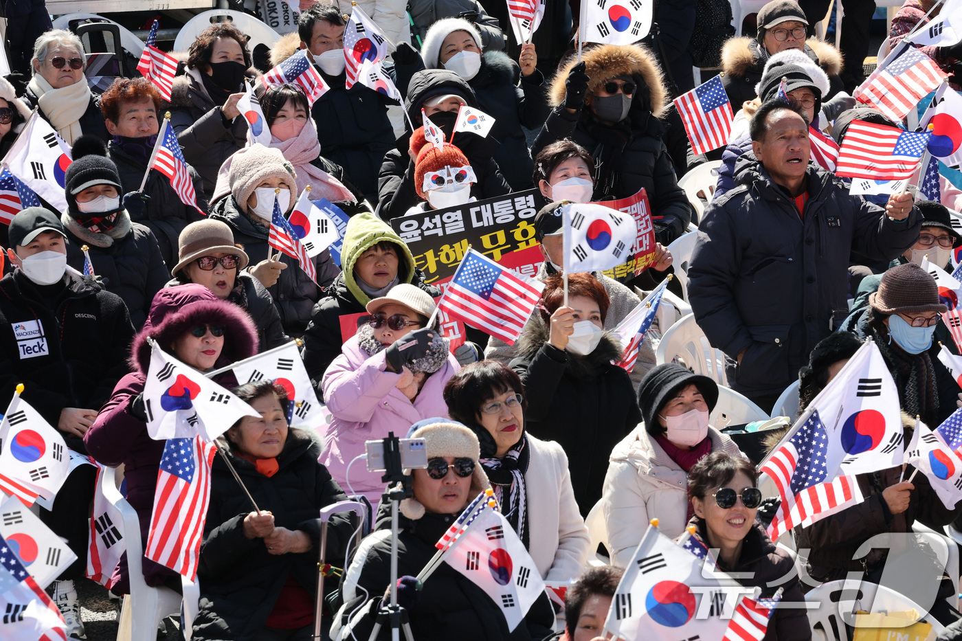 (서울=뉴스1) 신웅수 기자 = 보수단체 소속 윤석열 대통령 지지자들이 22일 오후 서울 세종대로 일대에서 윤 대통령 탄핵 반대 집회를 하고 있다. 2025.2.22/뉴스1