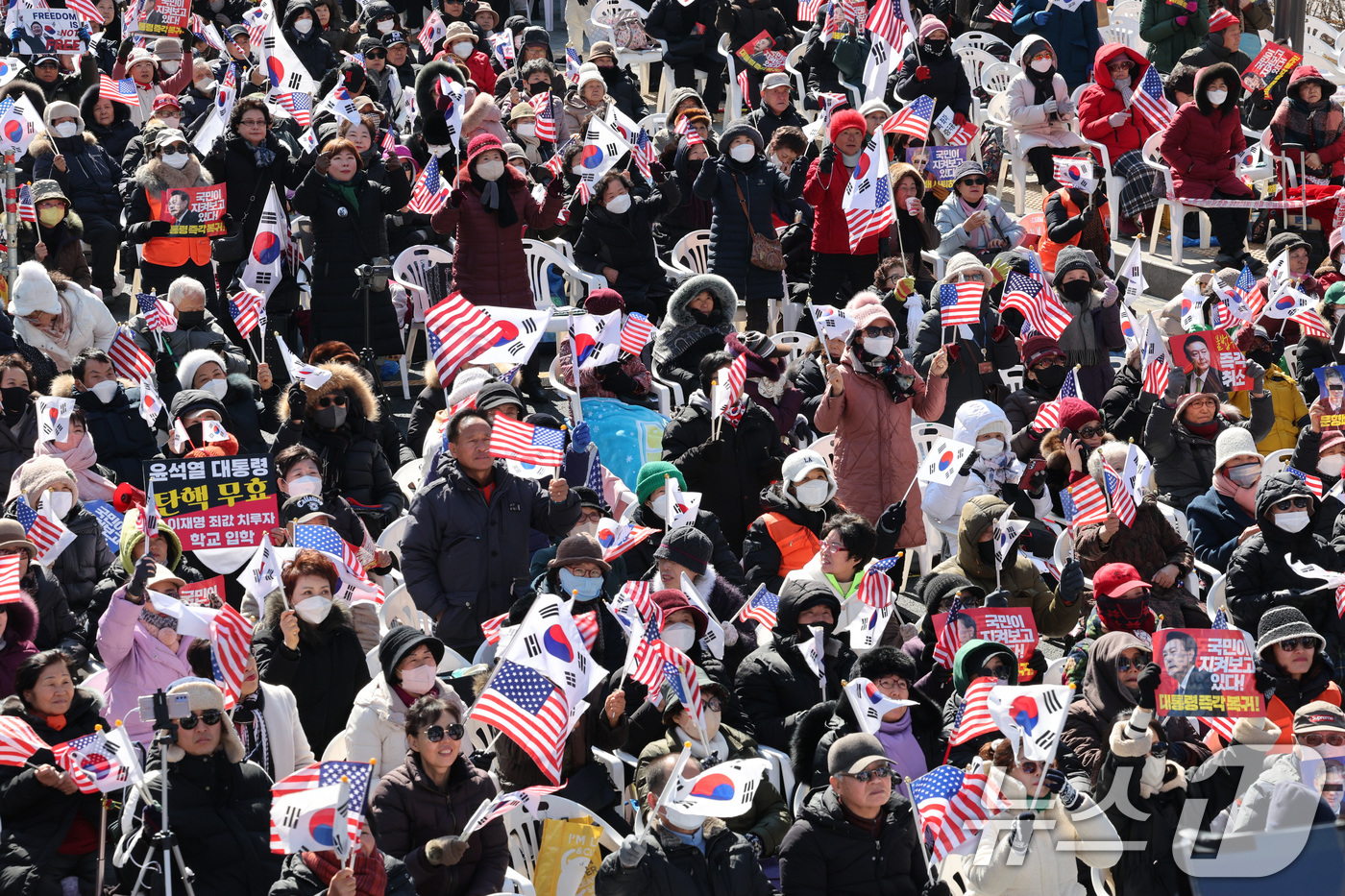 (서울=뉴스1) 신웅수 기자 = 보수단체 소속 윤석열 대통령 지지자들이 22일 오후 서울 세종대로 일대에서 윤 대통령 탄핵 반대 집회를 하고 있다. 2025.2.22/뉴스1