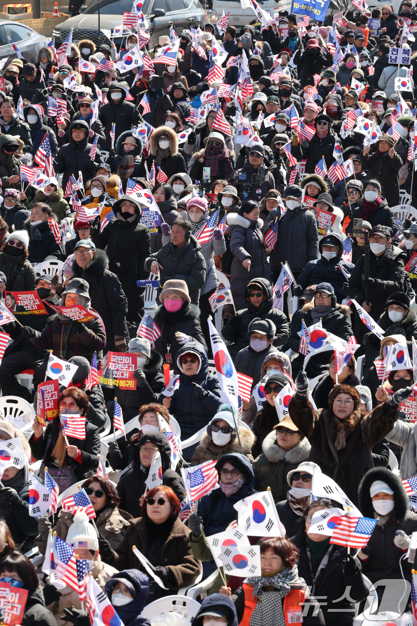 (서울=뉴스1) 신웅수 기자 = 보수단체 소속 윤석열 대통령 지지자들이 22일 오후 서울 세종대로 일대에서 윤 대통령 탄핵 반대 집회를 하고 있다. 2025.2.22/뉴스1