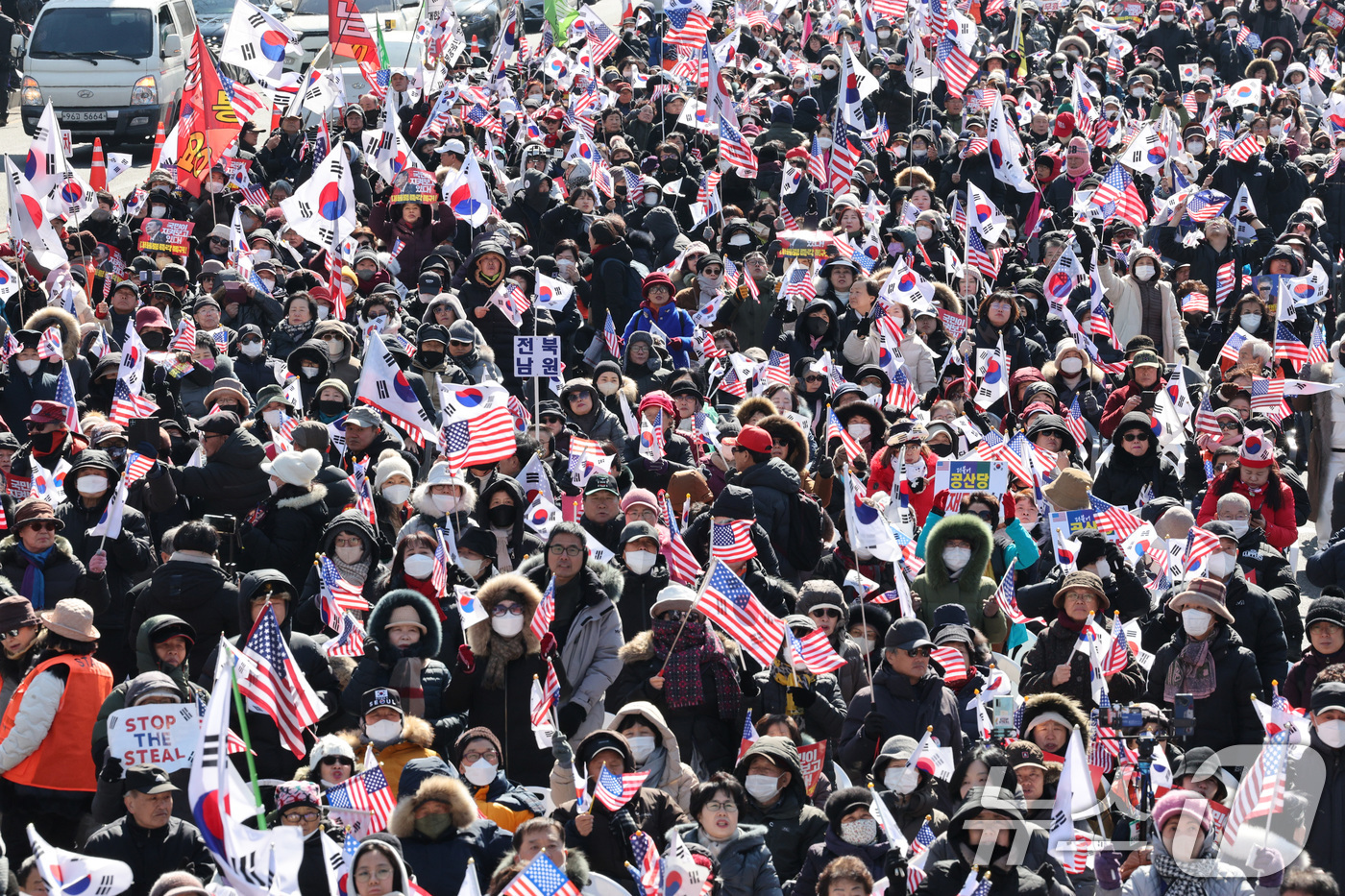 (서울=뉴스1) 신웅수 기자 = 보수단체 소속 윤석열 대통령 지지자들이 22일 오후 서울 세종대로 일대에서 윤 대통령 탄핵 반대 집회를 하고 있다. 2025.2.22/뉴스1