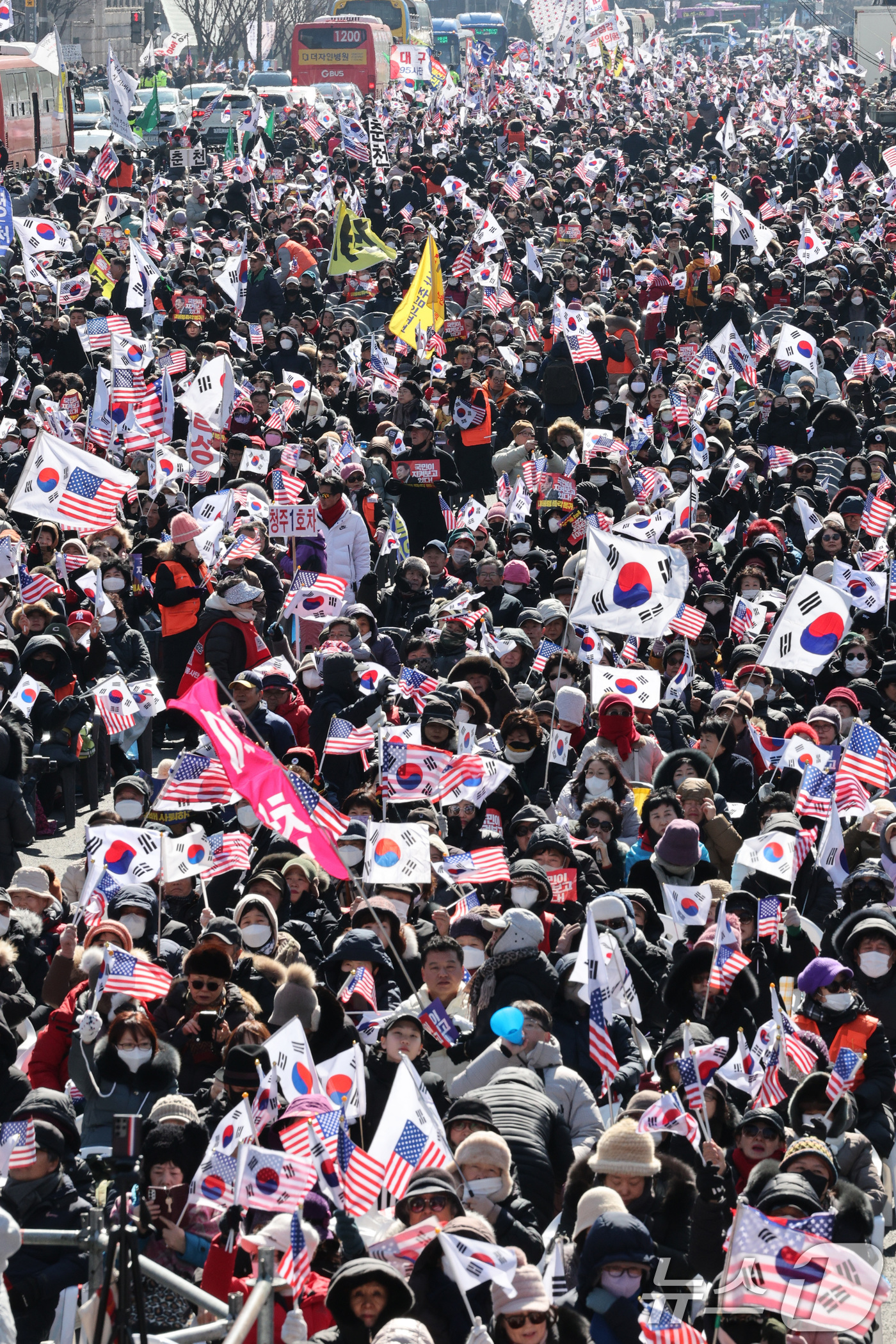 (서울=뉴스1) 신웅수 기자 = 보수단체 소속 윤석열 대통령 지지자들이 22일 오후 서울 세종대로 일대에서 윤 대통령 탄핵 반대 집회를 하고 있다. 2025.2.22/뉴스1