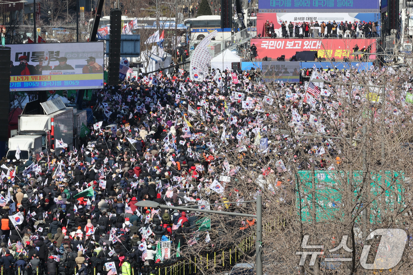 (서울=뉴스1) 신웅수 기자 = 보수단체 소속 윤석열 대통령 지지자들이 22일 오후 서울 세종대로 일대에서 윤 대통령 탄핵 반대 집회를 하고 있다. 2025.2.22/뉴스1
