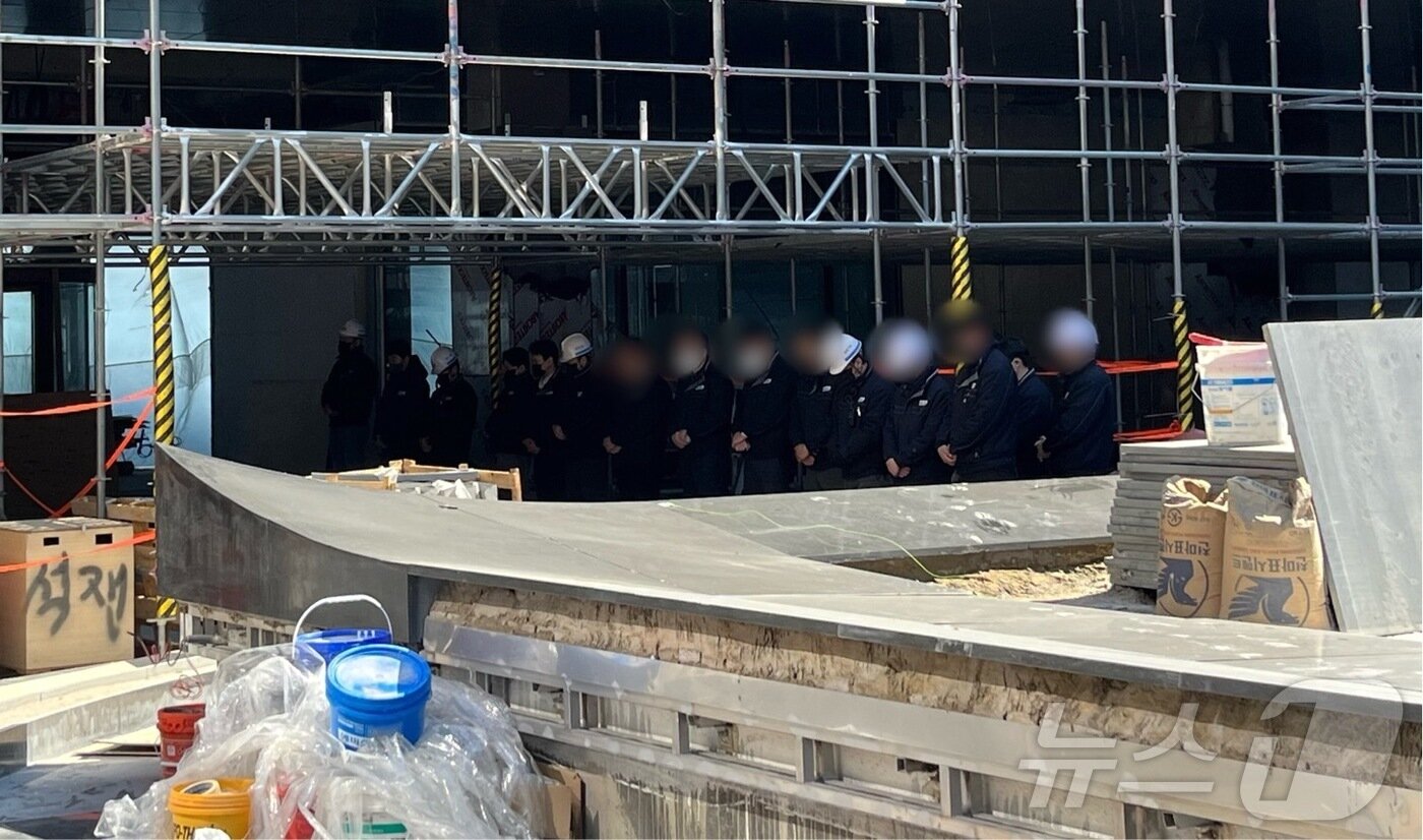 본문 이미지 - 22일 부산 반얀트리 신축공사장 화재 현장 입구에 '삼정 그린코아' 로고가 부착된 외투를 입고 있는 사람들이 서 있다.2025.2.22/뉴스1 ⓒ News1 장광일 기자