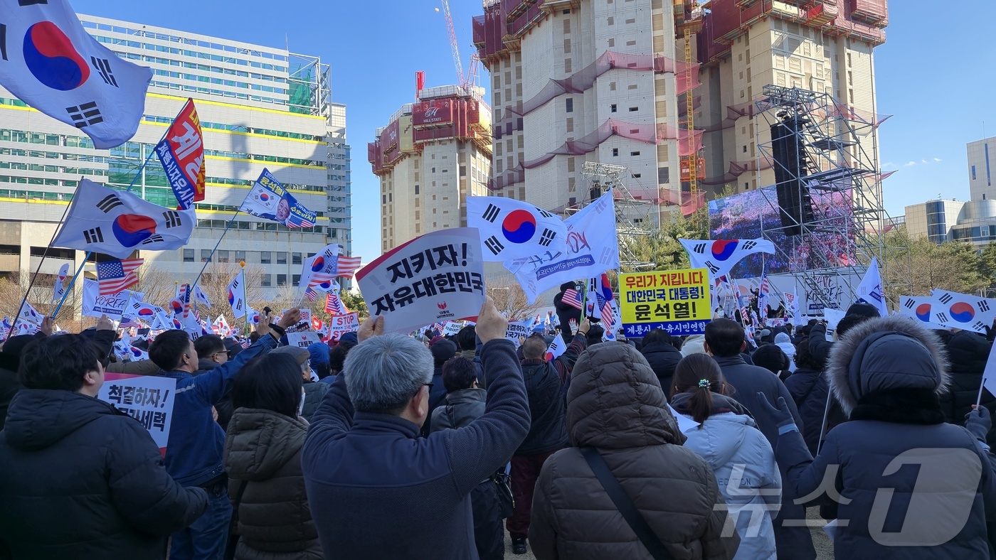 (대전=뉴스1) 허진실 기자 = 22일 오후 대전 시청 남문 광장에서 기독교개신교단체 '세이브코리아' 주최로 열린 윤석열 대통령 탄핵 반대 집회에 참석한 윤 대통령 지지자들이 태극 …