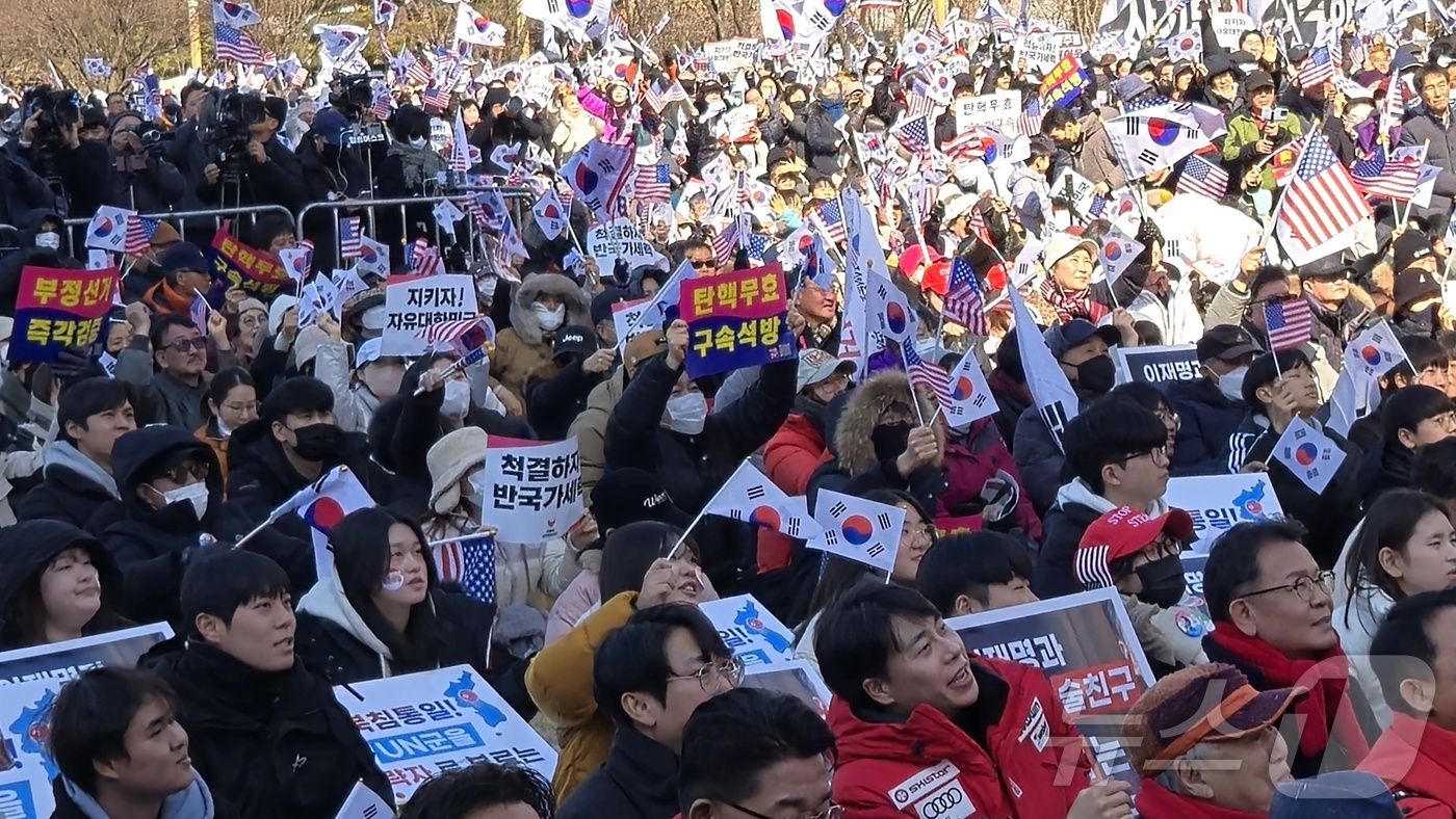 (대전=뉴스1) 허진실 기자 = 22일 오후 대전 시청 남문 광장에서 기독교개신교단체 '세이브코리아' 주최로 열린 윤석열 대통령 탄핵 반대 집회에 참석한 윤 대통령 지지자들이 태극 …