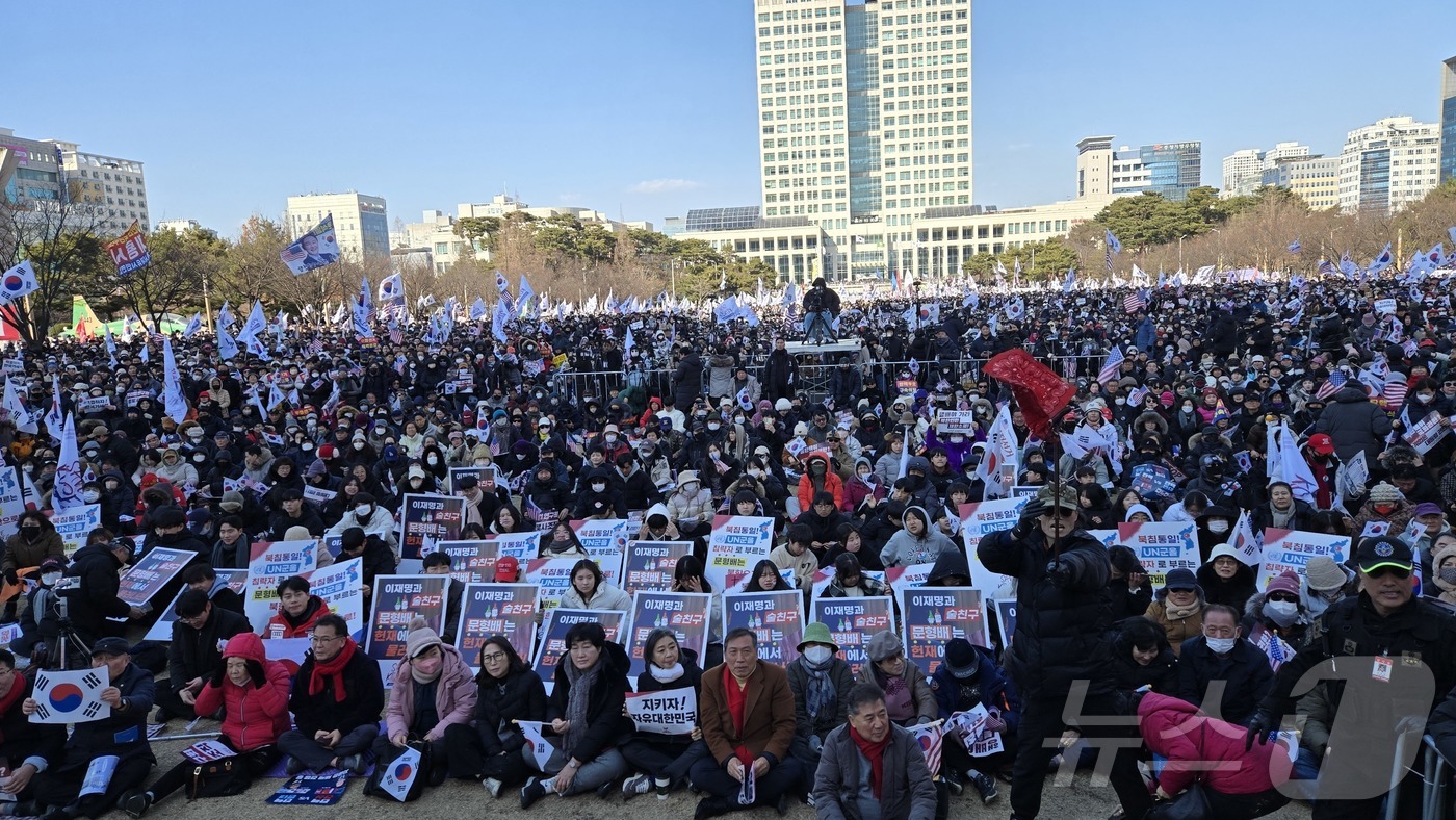 (대전=뉴스1) 허진실 기자 = 22일 오후 대전 시청 남문 광장에서 기독교개신교단체 '세이브코리아' 주최로 열린 윤석열 대통령 탄핵 반대 집회에 참석한 윤 대통령 지지자들이 태극 …