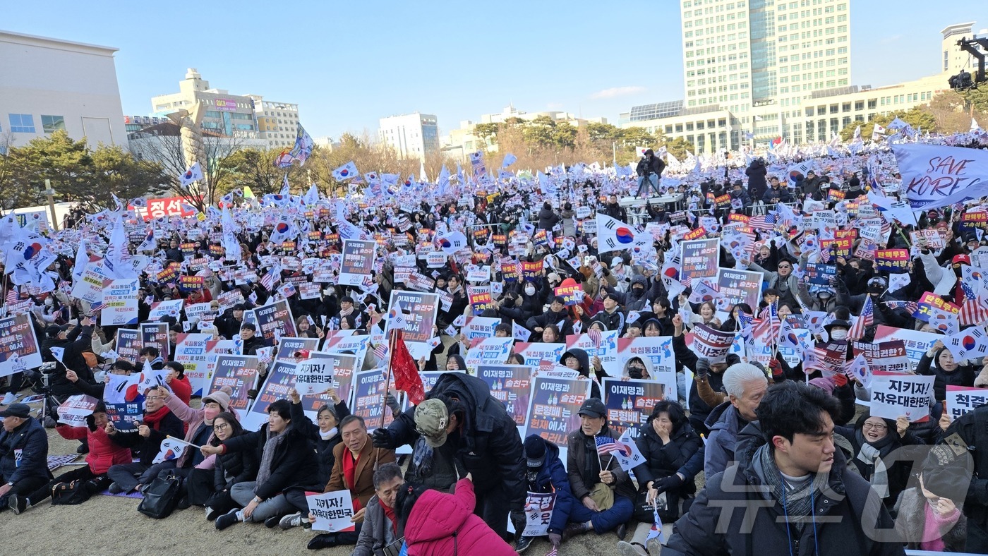 (대전=뉴스1) 허진실 기자 = 22일 오후 대전 시청 남문 광장에서 기독교개신교단체 '세이브코리아' 주최로 열린 윤석열 대통령 탄핵 반대 집회에 참석한 윤 대통령 지지자들이 태극 …