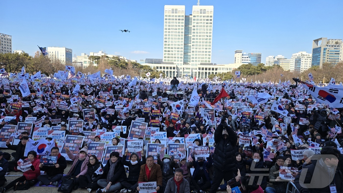 (대전ㆍ충남=뉴스1) 허진실 기자 = 22일 오후 대전 시청 남문 광장에서 기독교개신교단체 '세이브코리아' 주최로 열린 윤석열 대통령 탄핵 반대 집회에 참석한 윤 대통령 지지자들이 …
