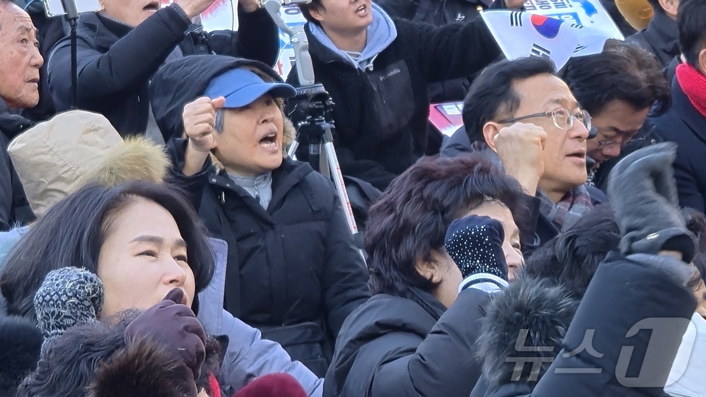 (대전ㆍ충남=뉴스1) 허진실 기자 = 22일 오후 2시 대전 시청 남문 광장에서 개신교단체 '세이브코리아' 주최로 윤석열 대통령 탄핵 반대 집회가 열려 지지자들이 탄핵 반대 구호를 …