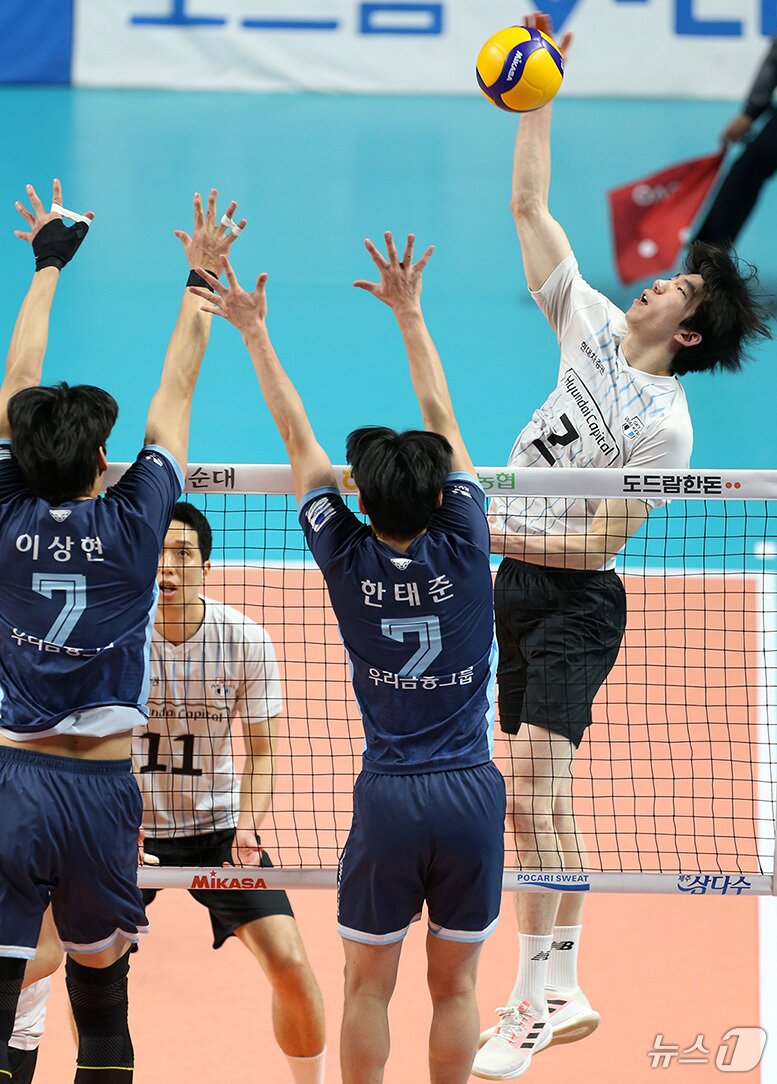 본문 이미지 - 22일 서울 중구 장충체육관에서 열린 24-25시즌 도드람 V-리그 남자부 현대캐피탈과 우리카드의 경기에서 현대캐피탈 허수봉이 공격하고 있다. &#40;현대캐피탈 제공. 재판매 및 DB금지&#41; 2025.2.22/뉴스1 ⓒ News1 신웅수 기자