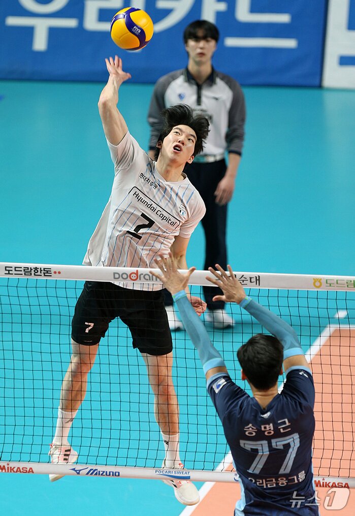 본문 이미지 - 22일 서울 중구 장충체육관에서 열린 24-25시즌 도드람 V-리그 남자부 현대캐피탈과 우리카드의 경기에서 현대캐피탈 허수봉이 공격하고 있다. &#40;현대캐피탈 제공. 재판매 및 DB금지&#41; 2025.2.22/뉴스1 ⓒ News1 신웅수 기자