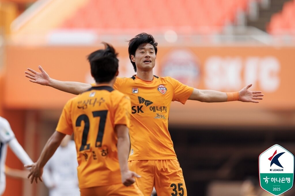 본문 이미지 - 제주 유나이티드의 공격수 이건희가 22일 열린 김천 상무와의 하나은행 K리그1 2025 2라운드 홈 경기에서 전반 29분 선제골을 터뜨린 후 세리머니를 펼치고 있다. &#40;한국프로축구연맹 제공&#41;