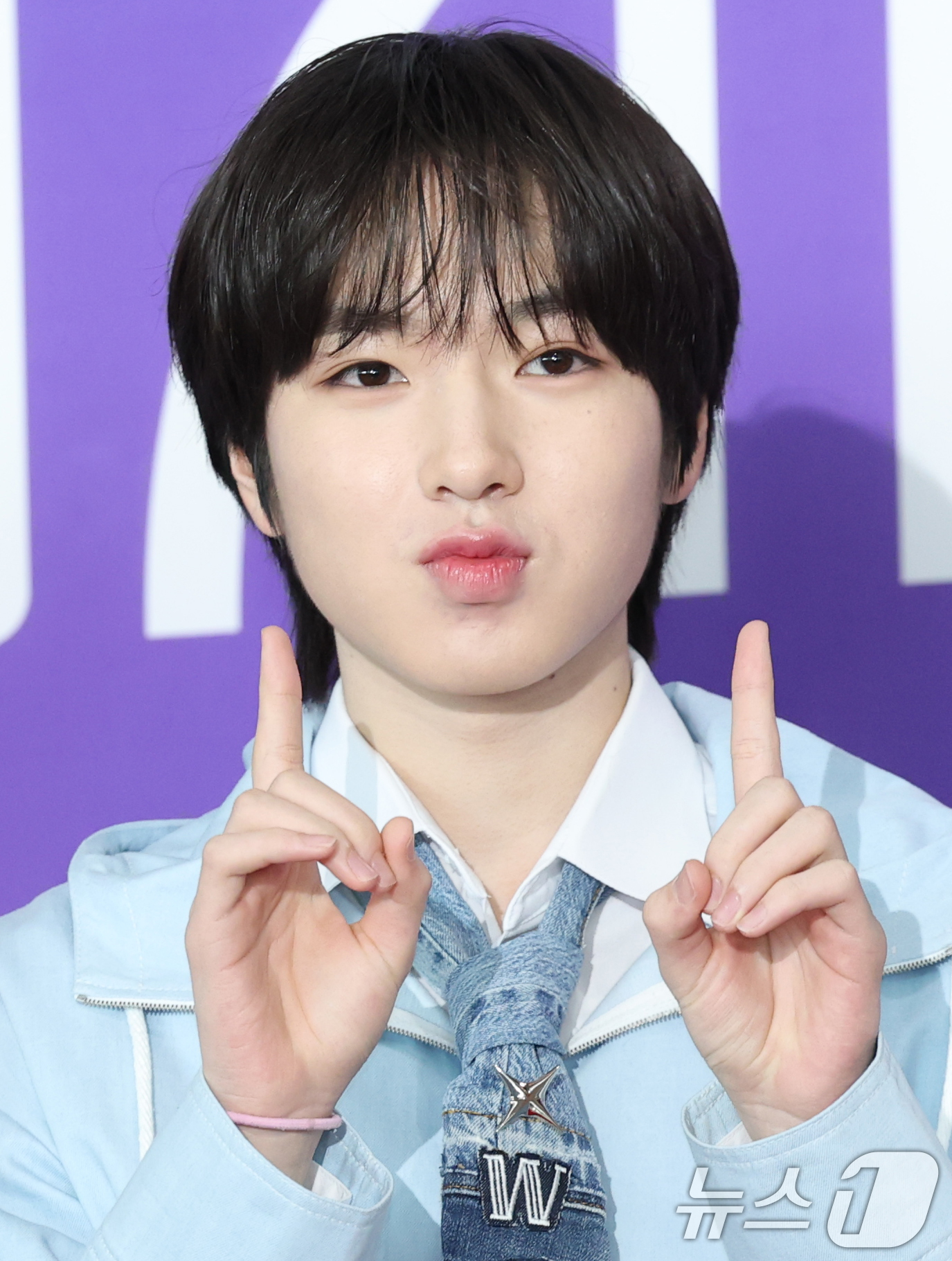 (서울=뉴스1) 권현진 기자 = NCT 위시 사쿠야가 22일 오후 서울 성북구 안암동 고려대학교 화정체육관에서 열린 '제 1회 디어워즈' 레드카펫 행사에 참석해 포즈를 취하고 있다 …