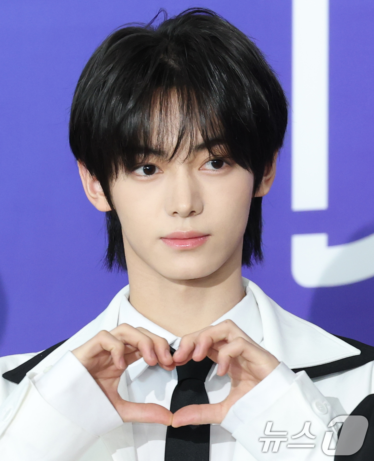 (서울=뉴스1) 권현진 기자 = 투어스 한진이 22일 오후 서울 성북구 안암동 고려대학교 화정체육관에서 열린 '제 1회 디어워즈' 레드카펫 행사에 참석해 포즈를 취하고 있다. 20 …