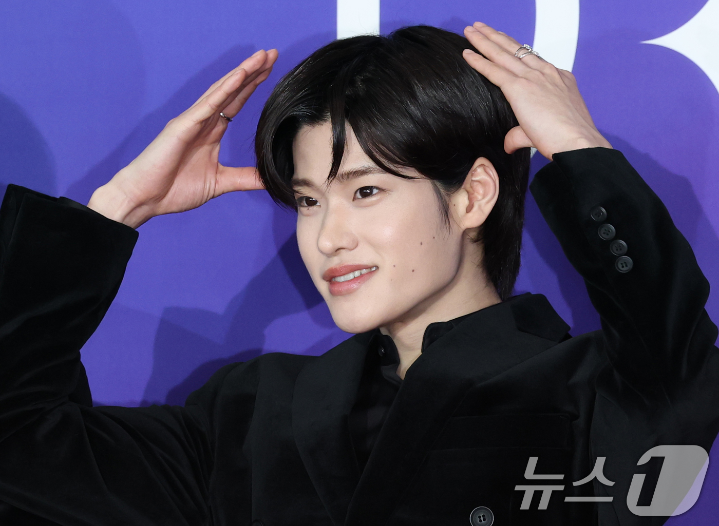 (서울=뉴스1) 권현진 기자 = 라이즈 소희가 22일 오후 서울 성북구 안암동 고려대학교 화정체육관에서 열린 '제 1회 디어워즈' 레드카펫 행사에 참석해 포즈를 취하고 있다. 20 …