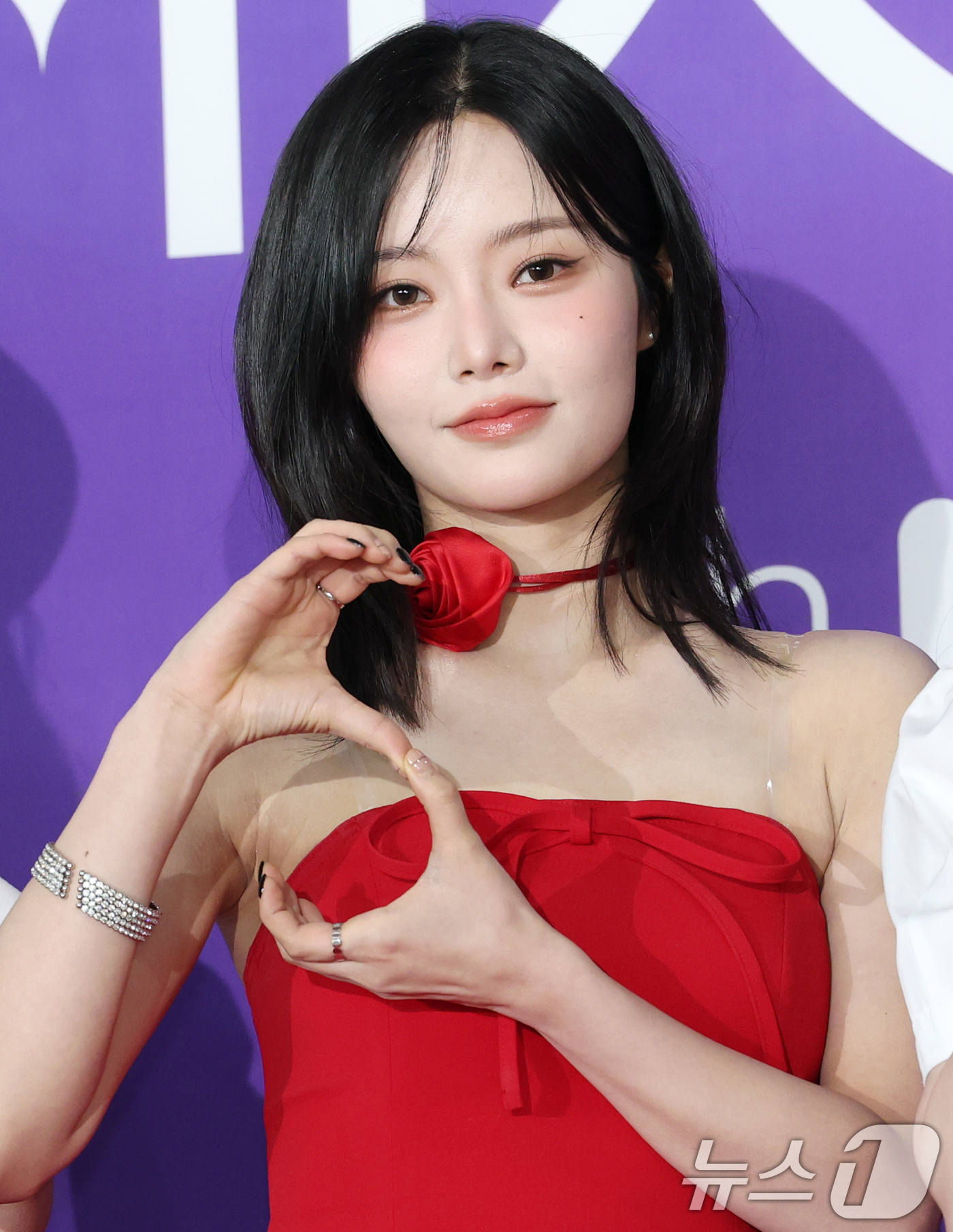 (서울=뉴스1) 권현진 기자 = 피프티피프티 키나가 22일 오후 서울 성북구 안암동 고려대학교 화정체육관에서 열린 '제 1회 디어워즈' 레드카펫 행사에 참석해 포즈를 취하고 있다. …