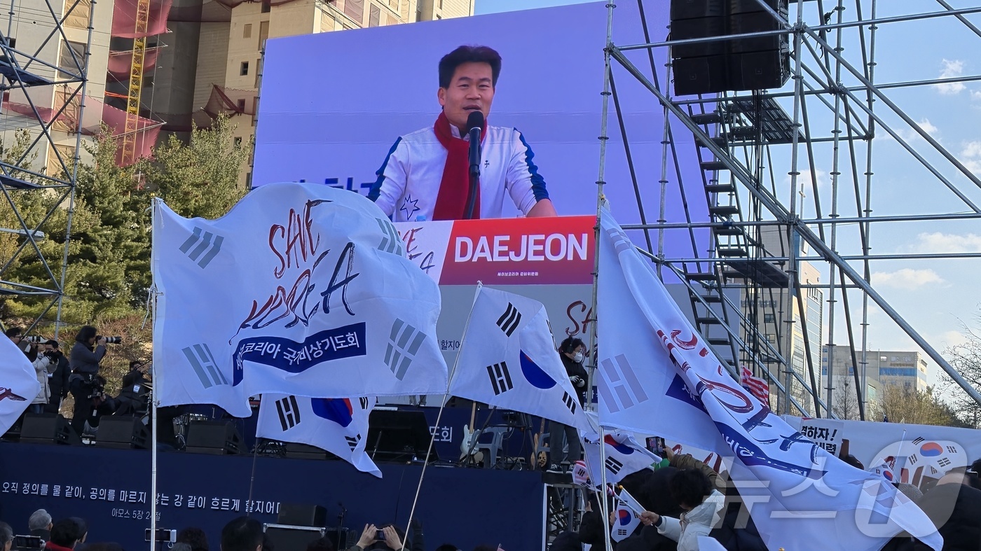 (대전=뉴스1) 허진실 기자 = 스타역사강사 전한길 씨가 22일 오후 2시 대전 시청 남문 광장에서 개신교단체 '세이브코리아' 주최로 열린 윤석열 대통령 탄핵 반대 집회에 참석해 …